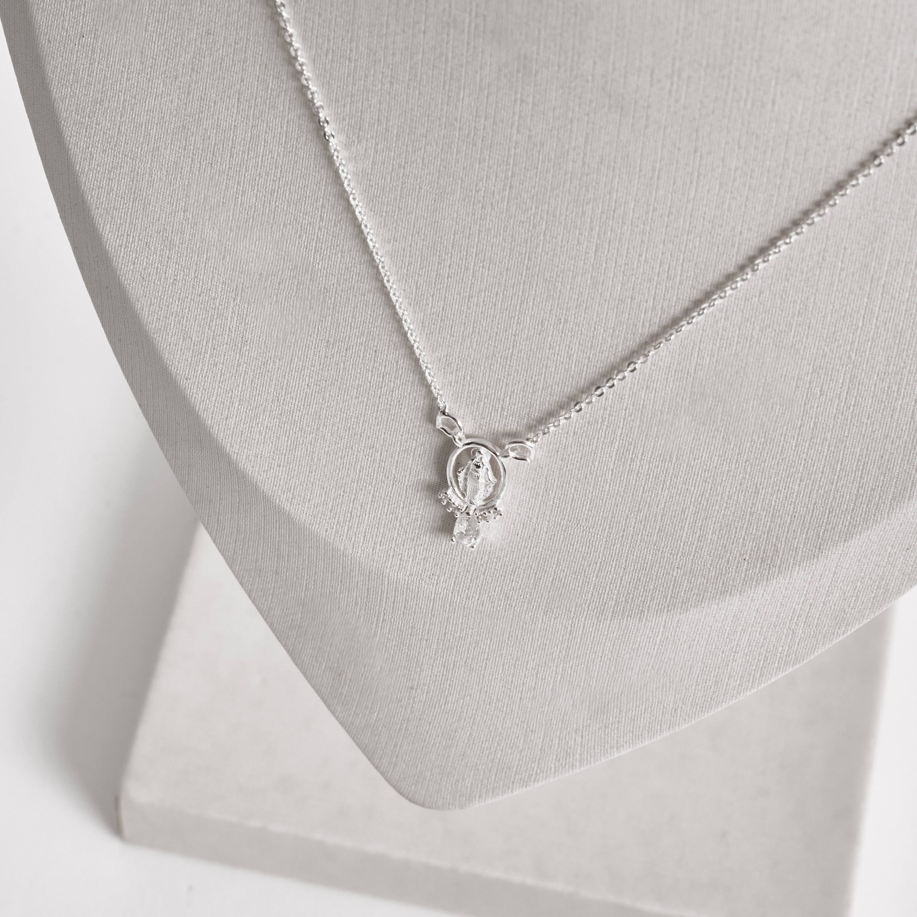 Imagem Colar entremeio medalha Nsa.Sra das Graças cravejada 15mm corrente cadeadinho 40+5cm