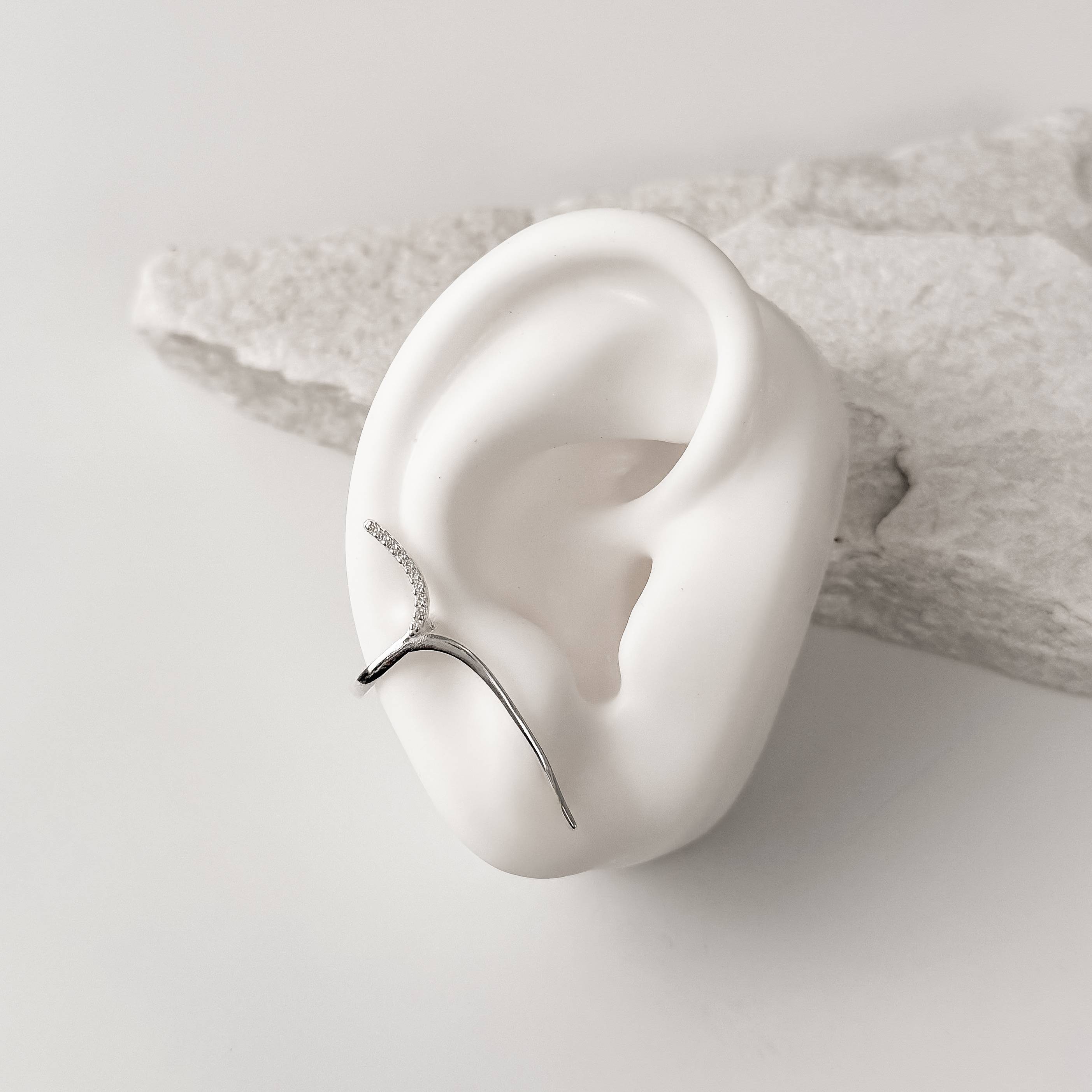 Imagem Brinco curvado detalhe cravejado com piercing fake 38mm