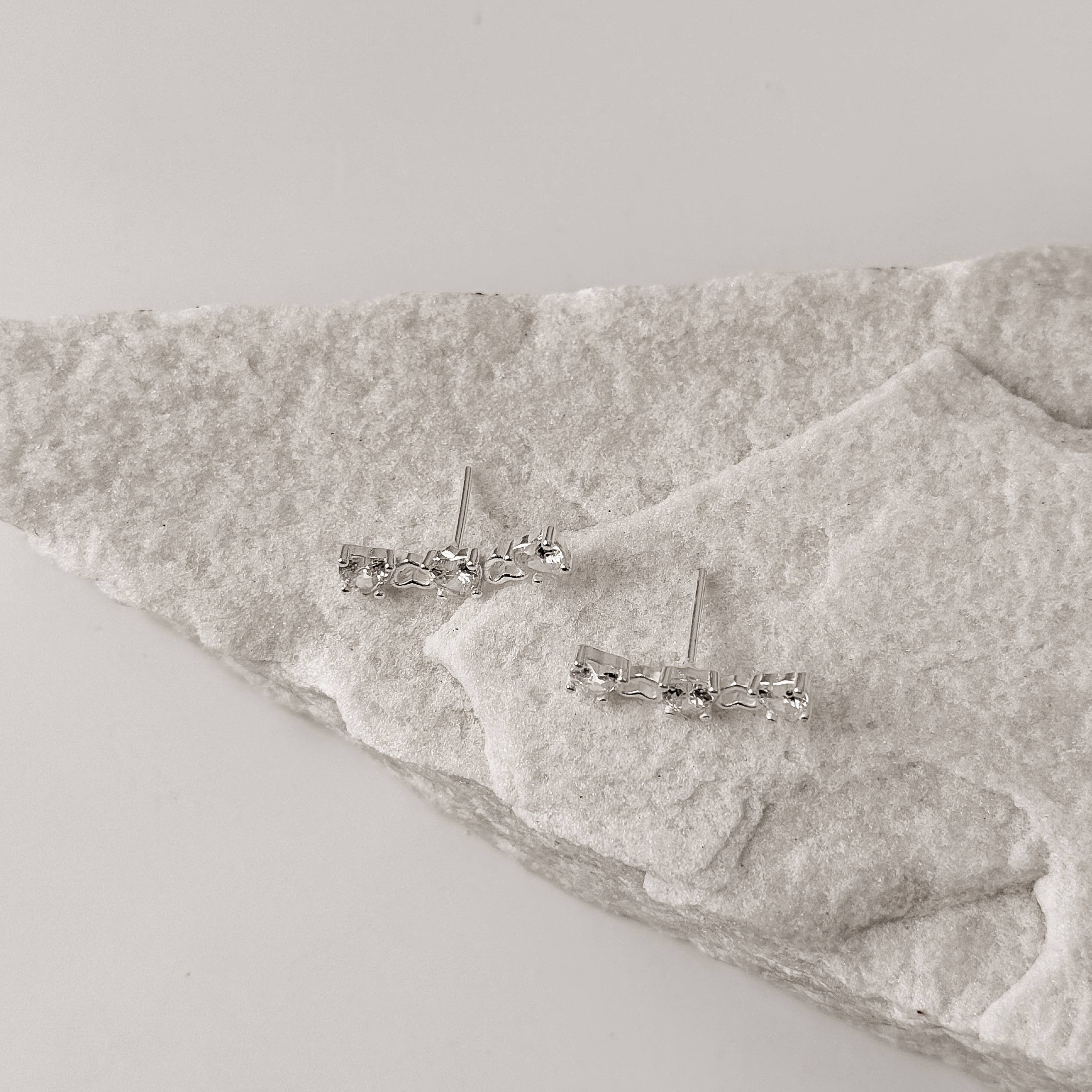 Imagem Secundária Brinco ear cuff corações vazados e zircônias coração tarraxa