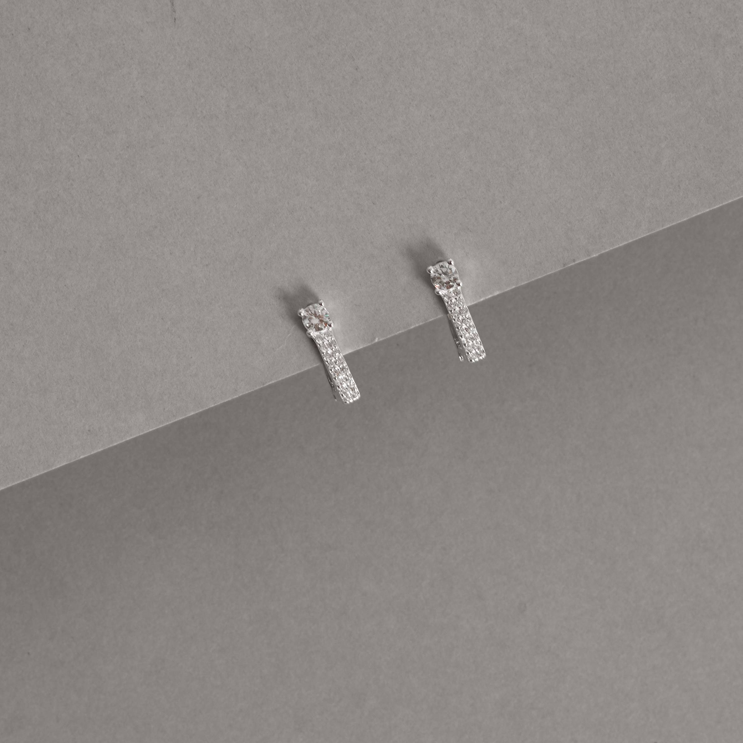 Imagem Secundária Argola click oval cravejada 11mm detalhe zircônia redonda