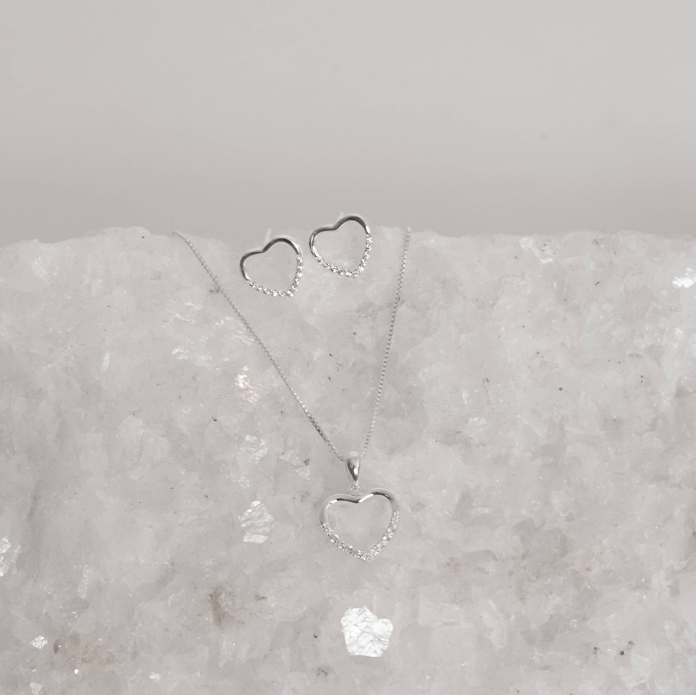 Imagem Conjunto brinco e colar coração vazado metade cravejado 12mm 45cm