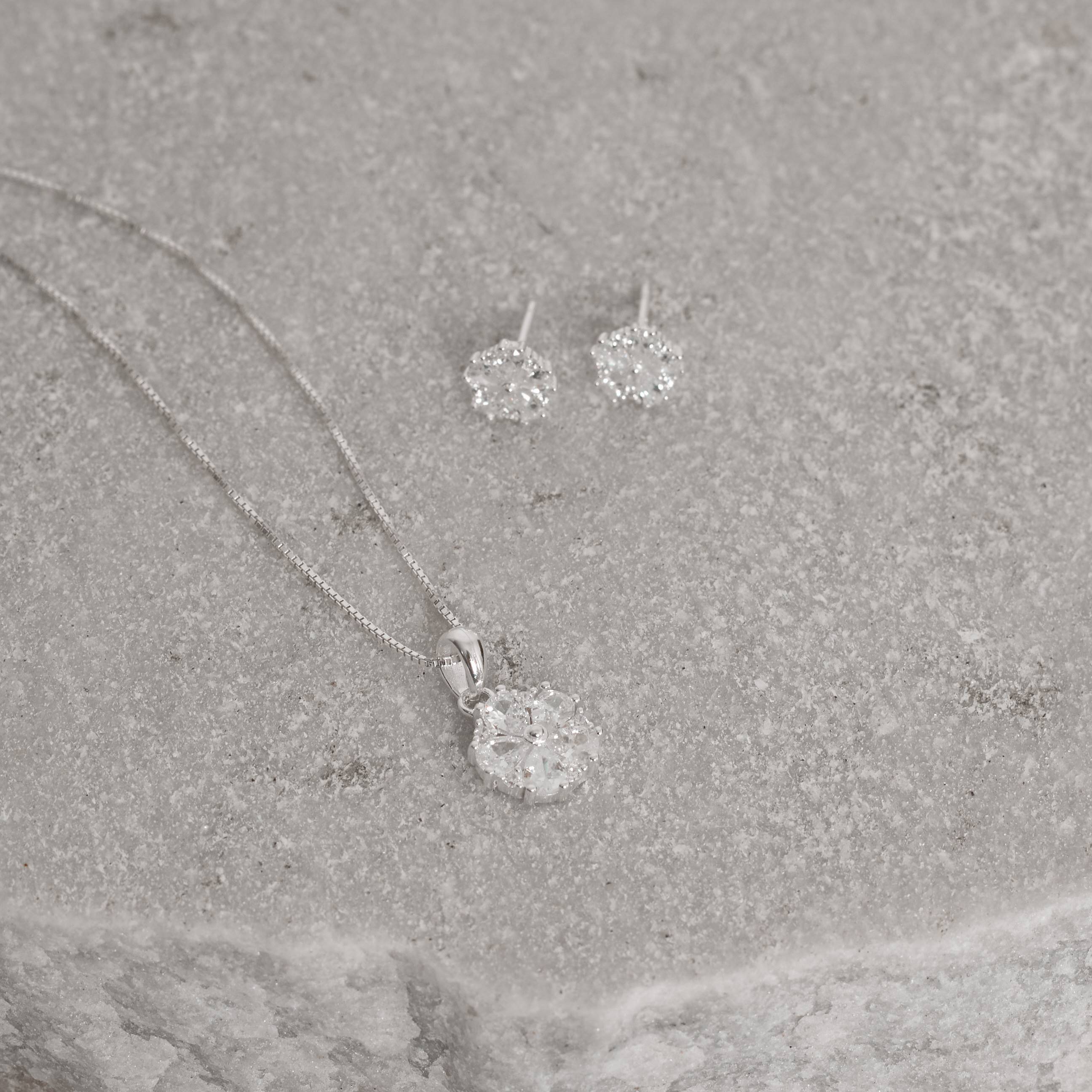 Imagem Conjunto brinco e colar flor cravejada 10mm 45cm