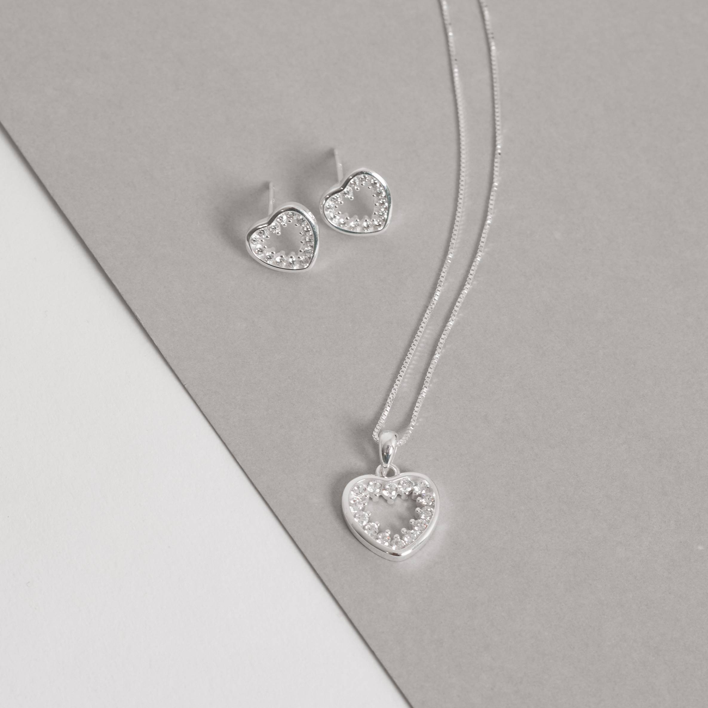 Imagem Conjunto brinco e colar coração vazado cravejado 13mm 45cm