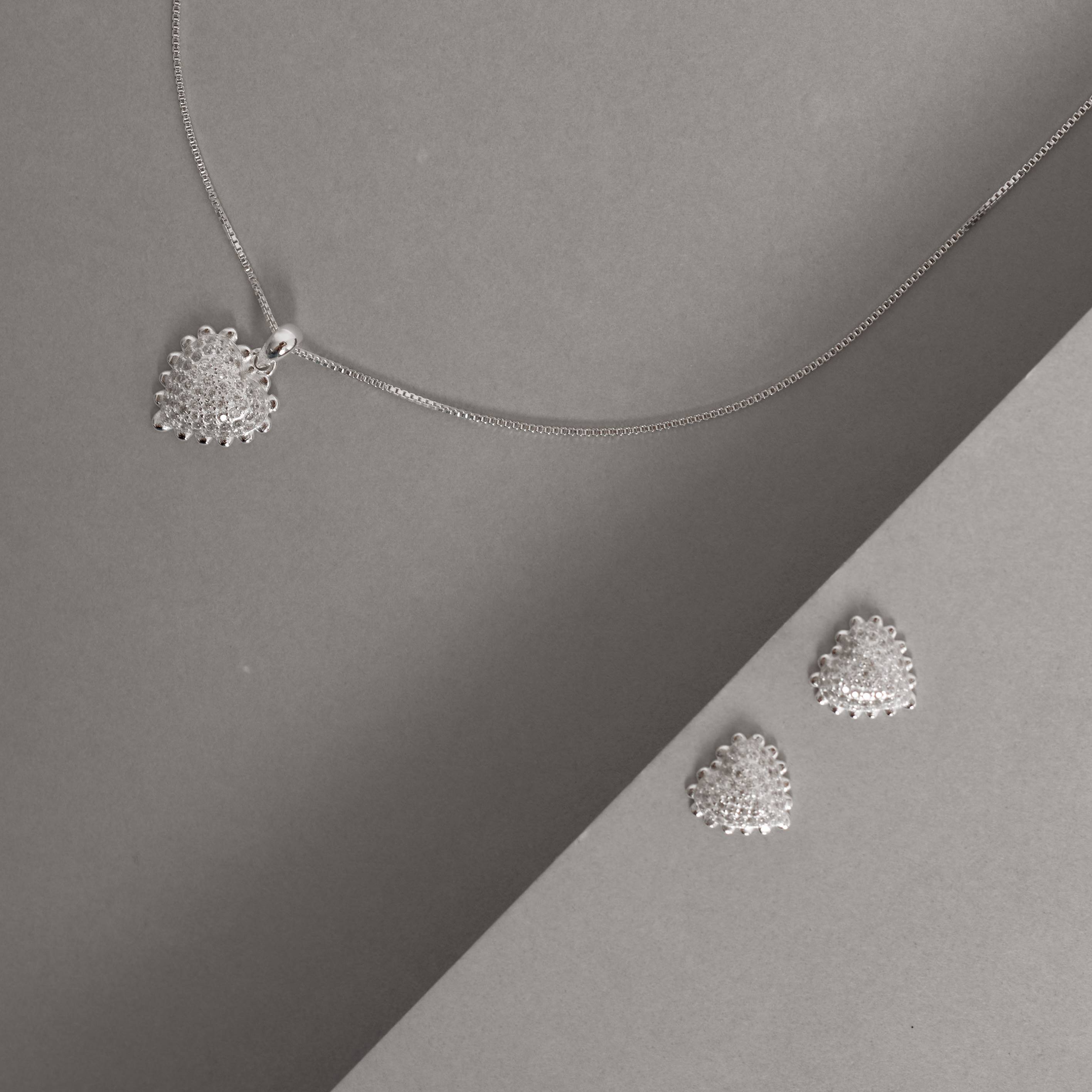 Imagem Conjunto brinco e colar coração cravejado com borda 12mm 45cm