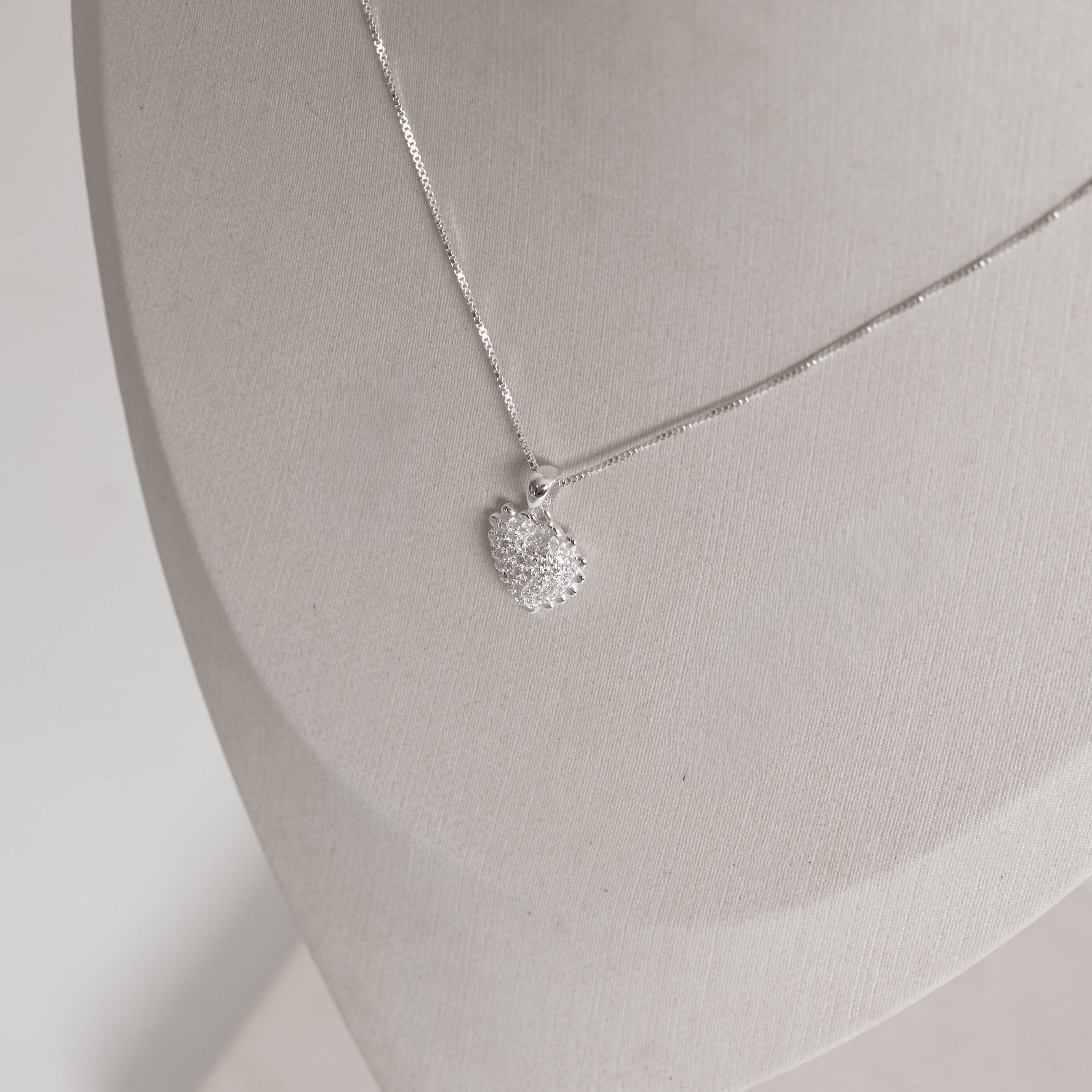 Imagem Secundária Conjunto brinco e colar coração cravejado com borda 12mm 45cm