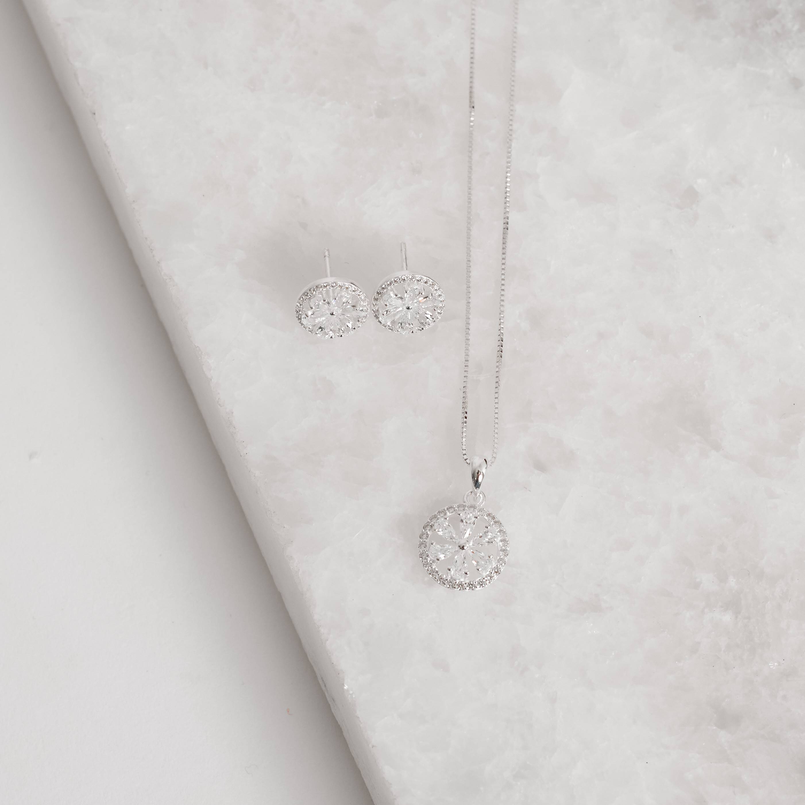 Imagem Conjunto brinco e colar medalha vazada flor cravejada 12mm 45cm