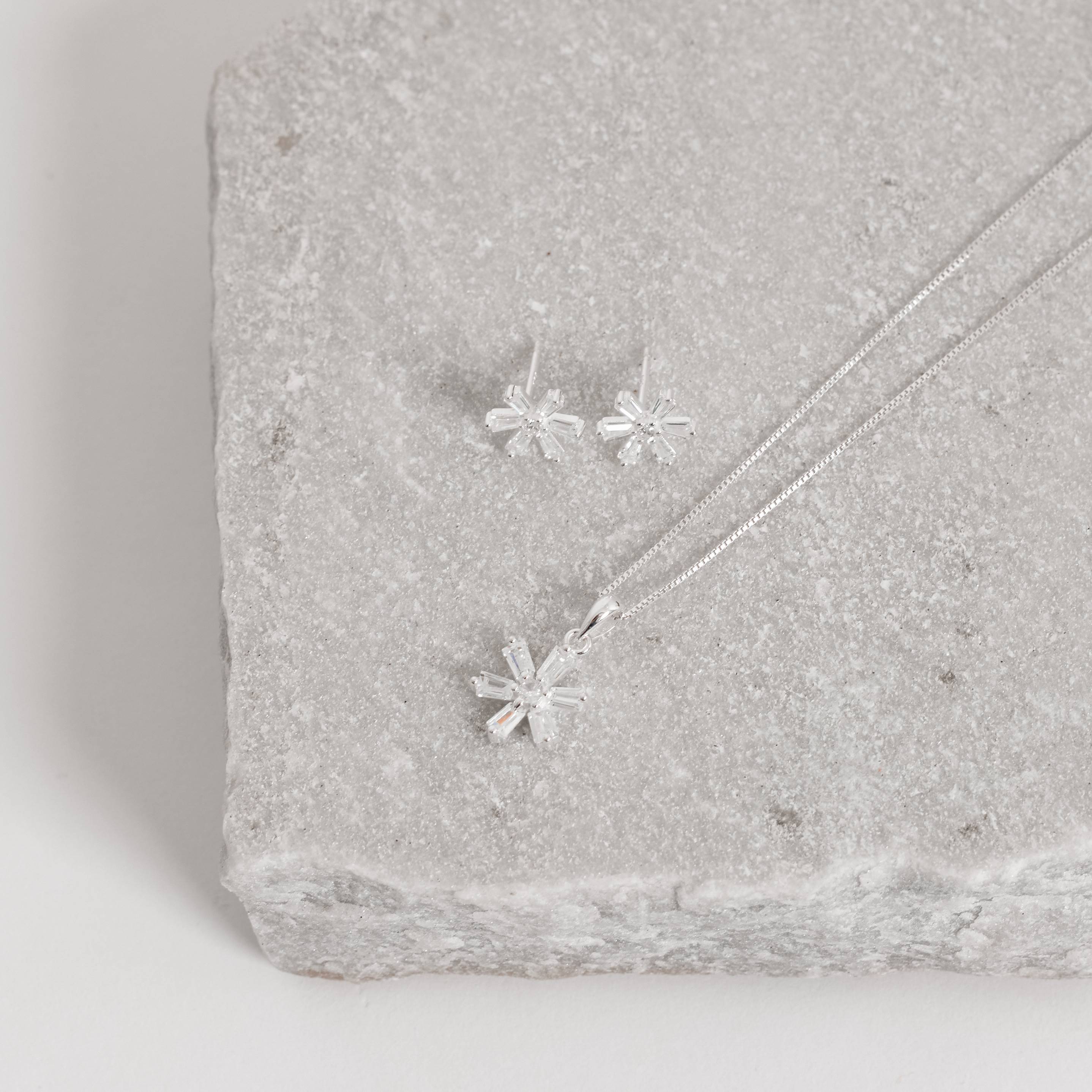 Imagem Conjunto brinco e colar flor cravejada 12mm 45cm