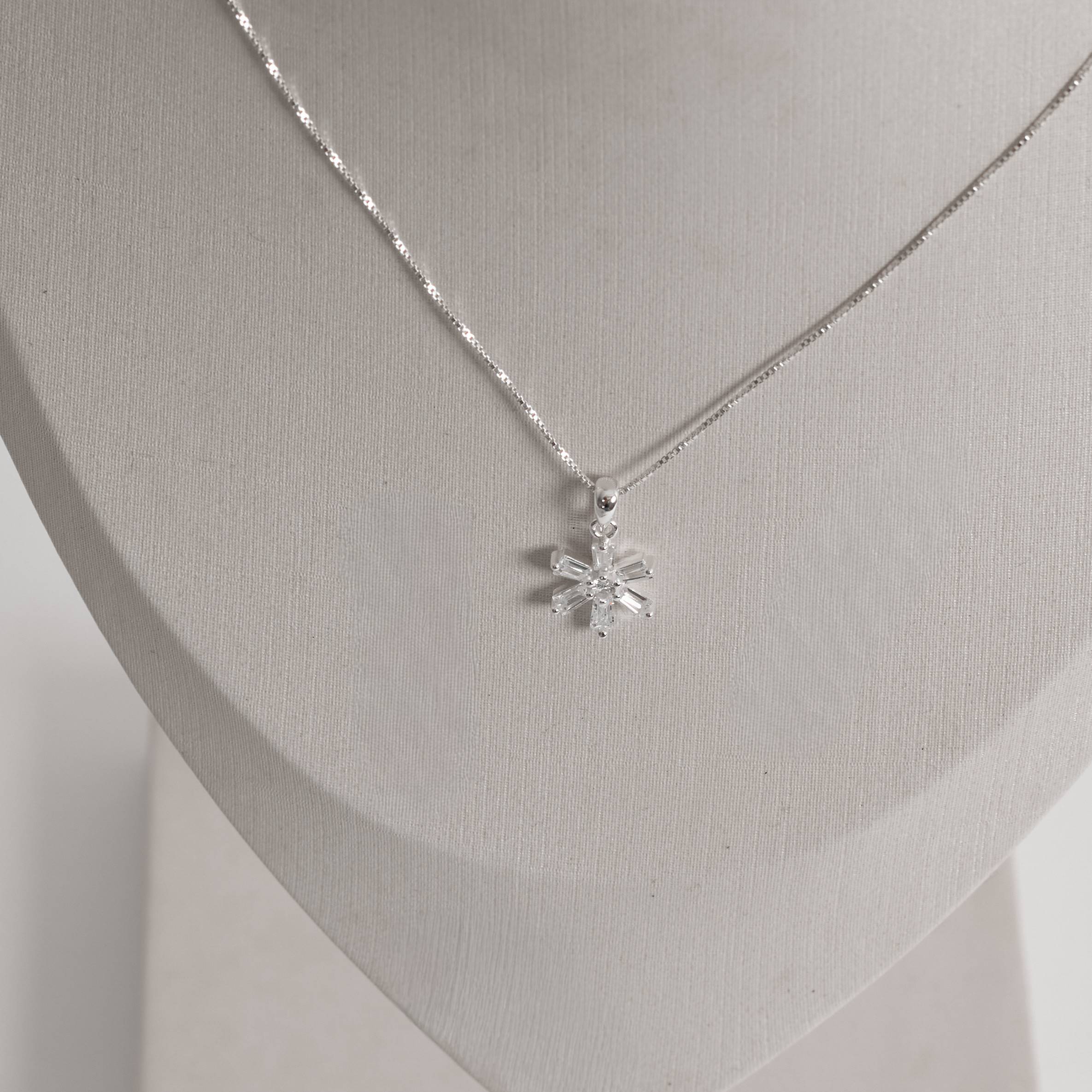 Imagem Secundária Conjunto brinco e colar flor cravejada 12mm 45cm