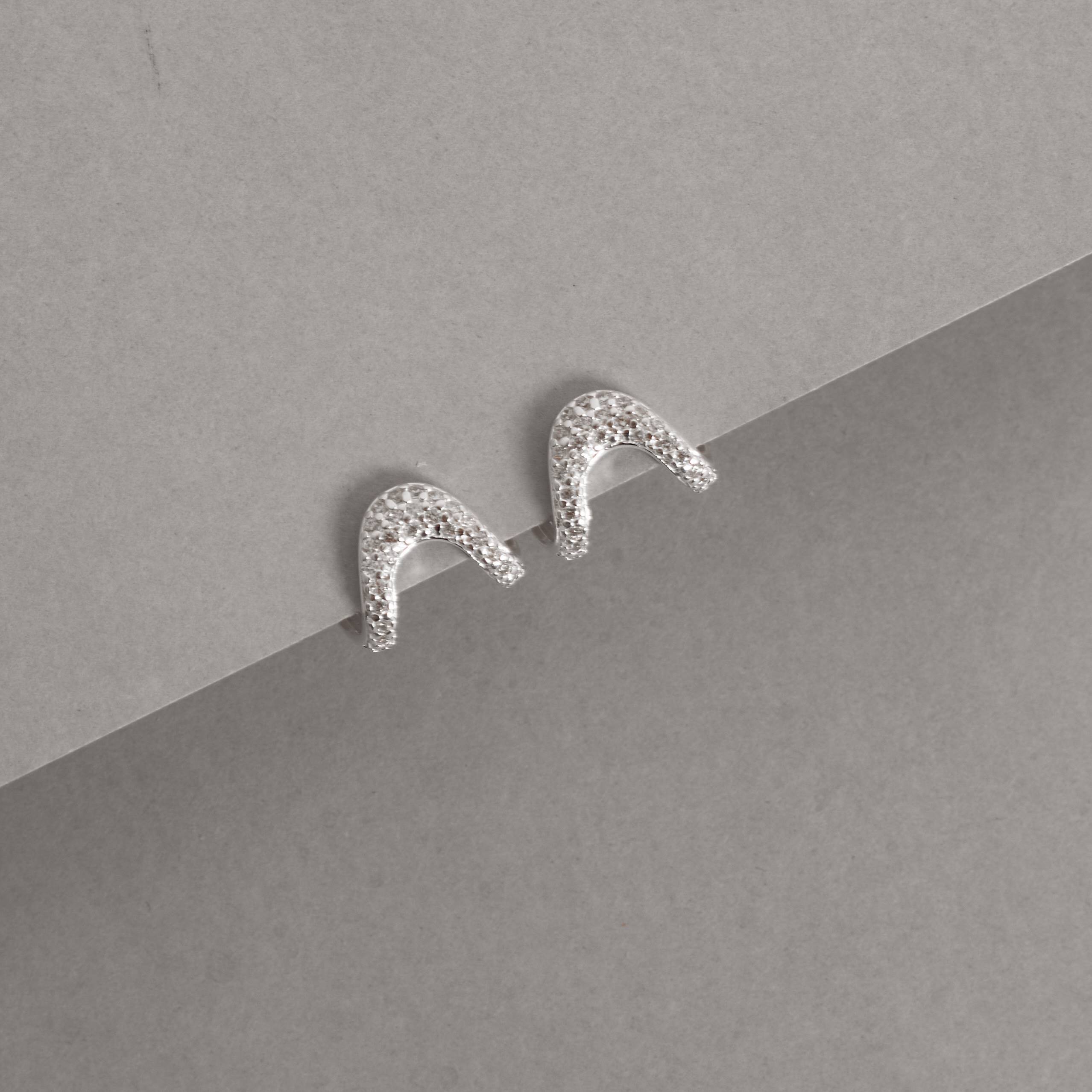 Imagem Brinco curva toda cravejada 15mm