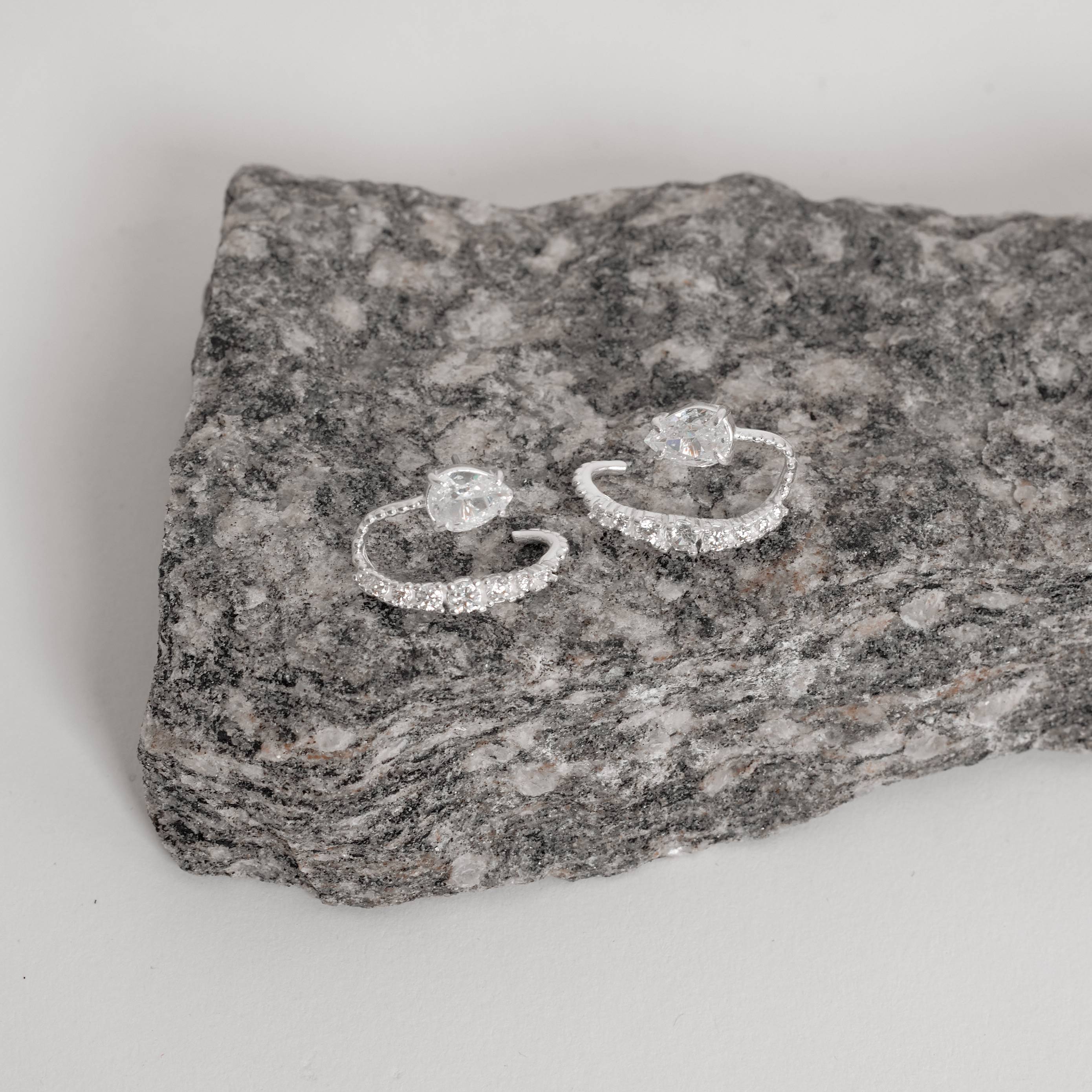 Imagem Secundária Brinco zircônia gota com ear hook cravejado 19mm