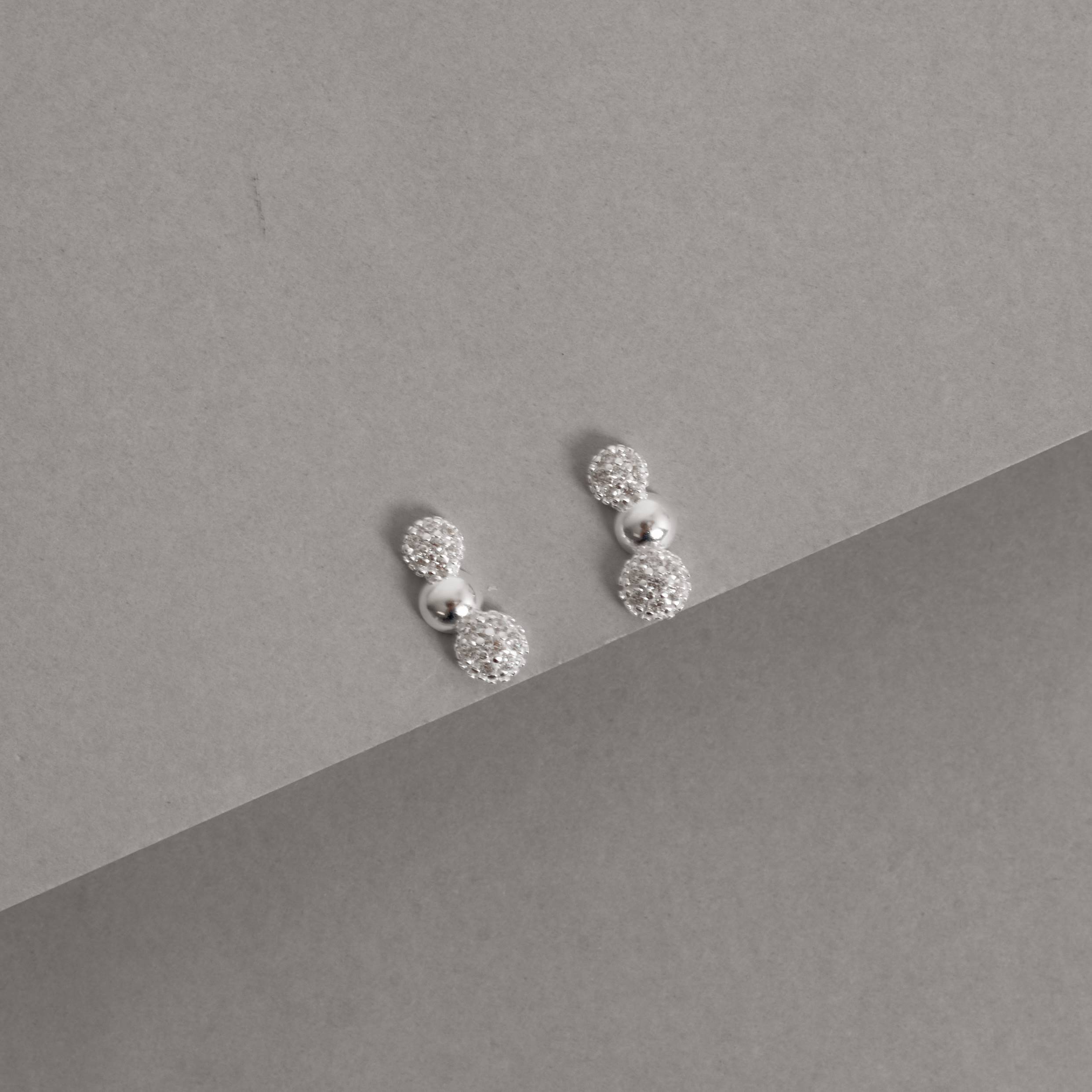 Imagem Secundária Brinco bolas com cravejado 15mm