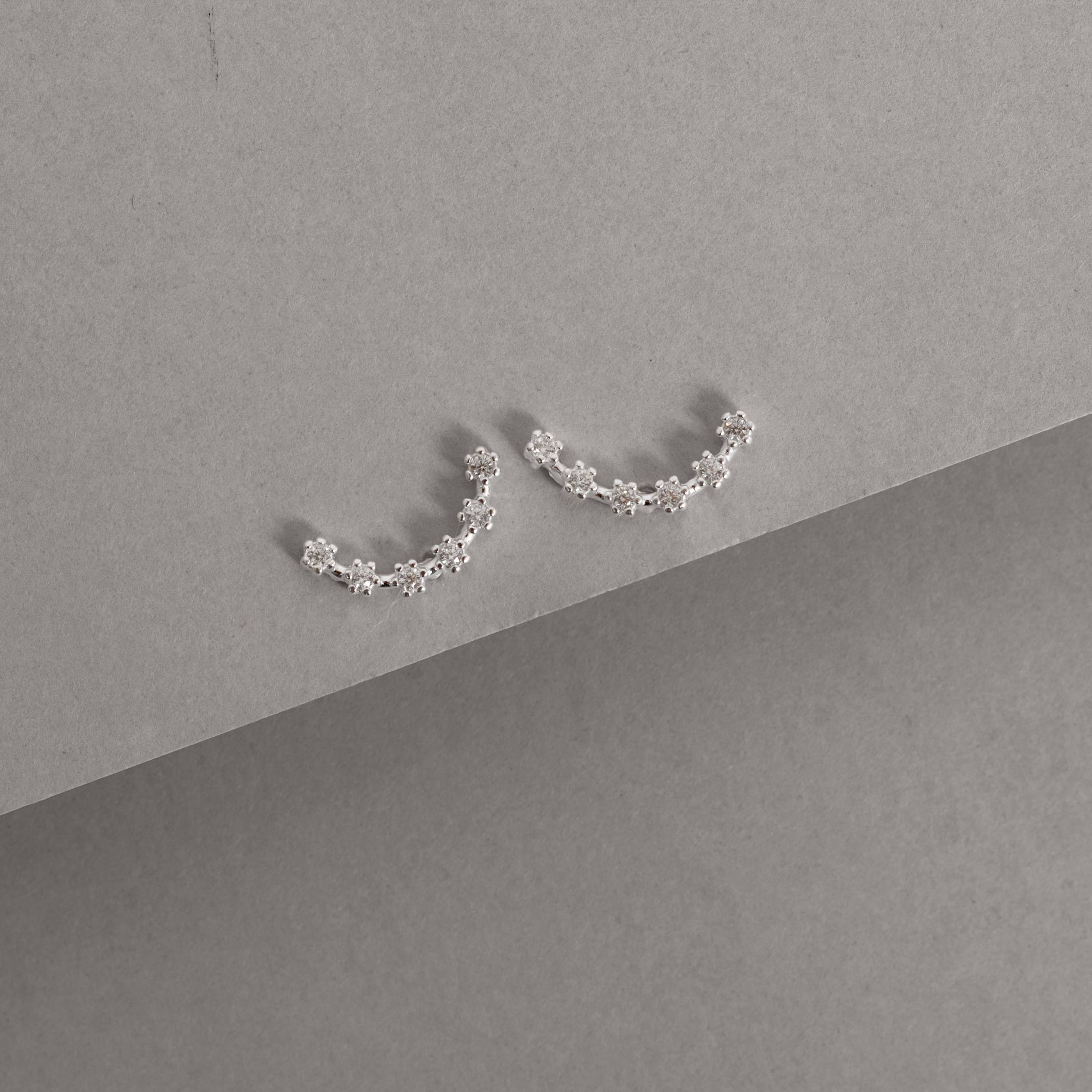 Brinco curva com zircônias 15mm