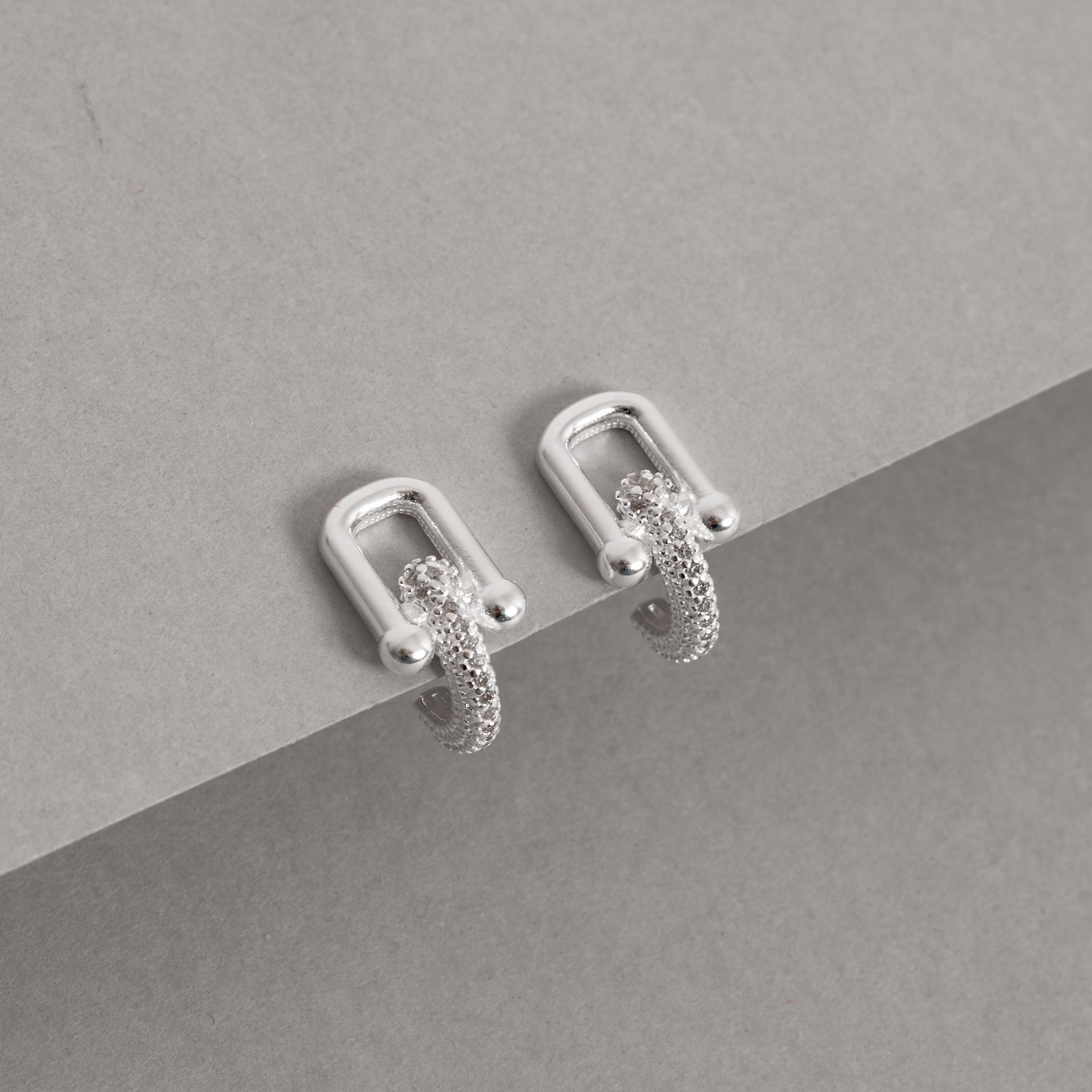 Brinco meia argola cravejada com elo 16mm tarraxa