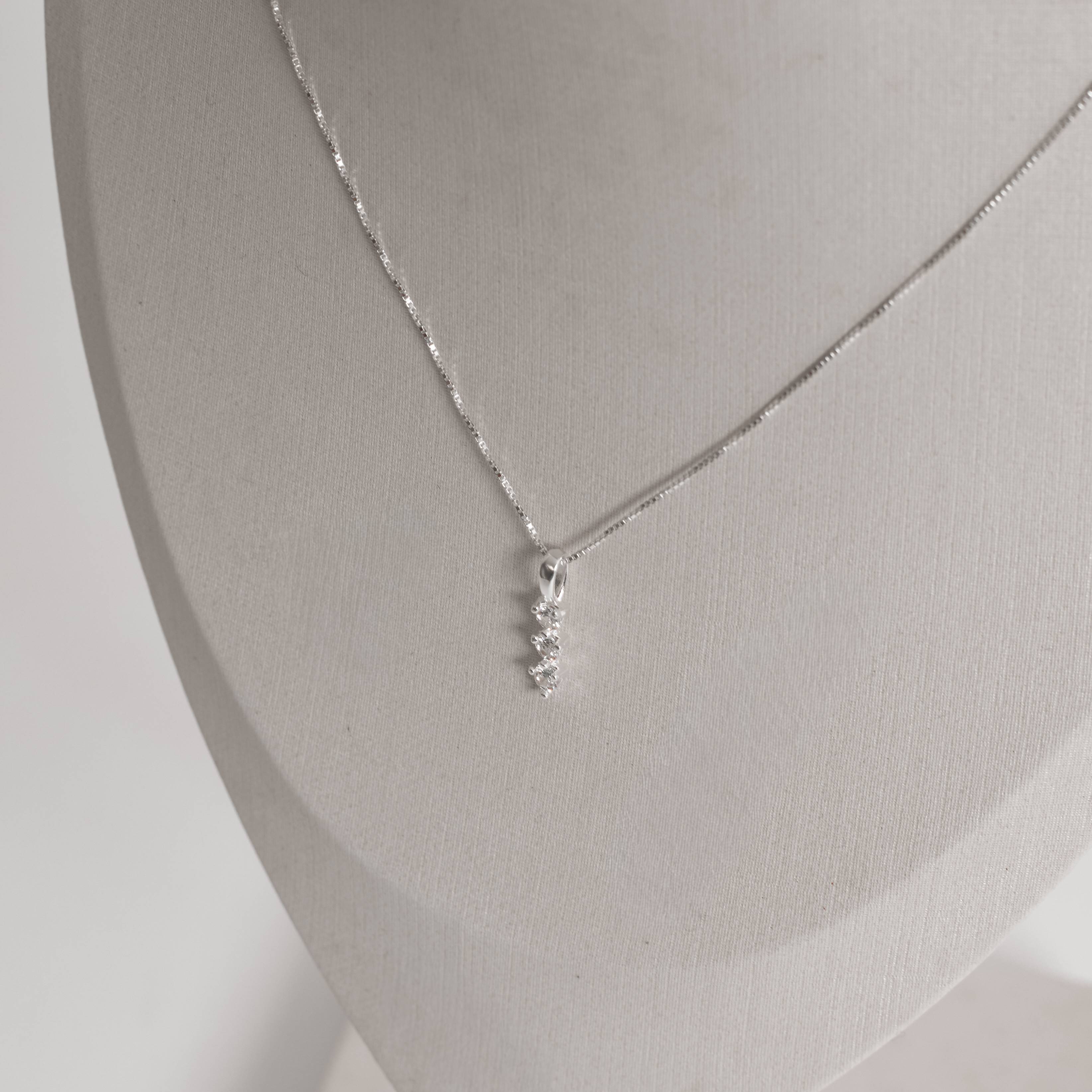 Colar pingente 3 zircônias 12mm 45cm