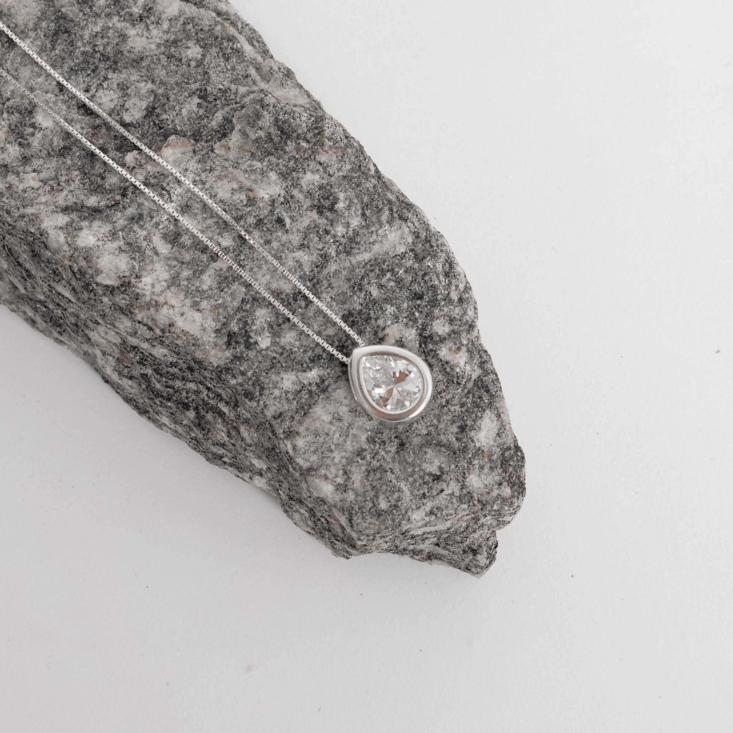 Imagem Secundária Colar zircônia gota embutida 12mm 45cm