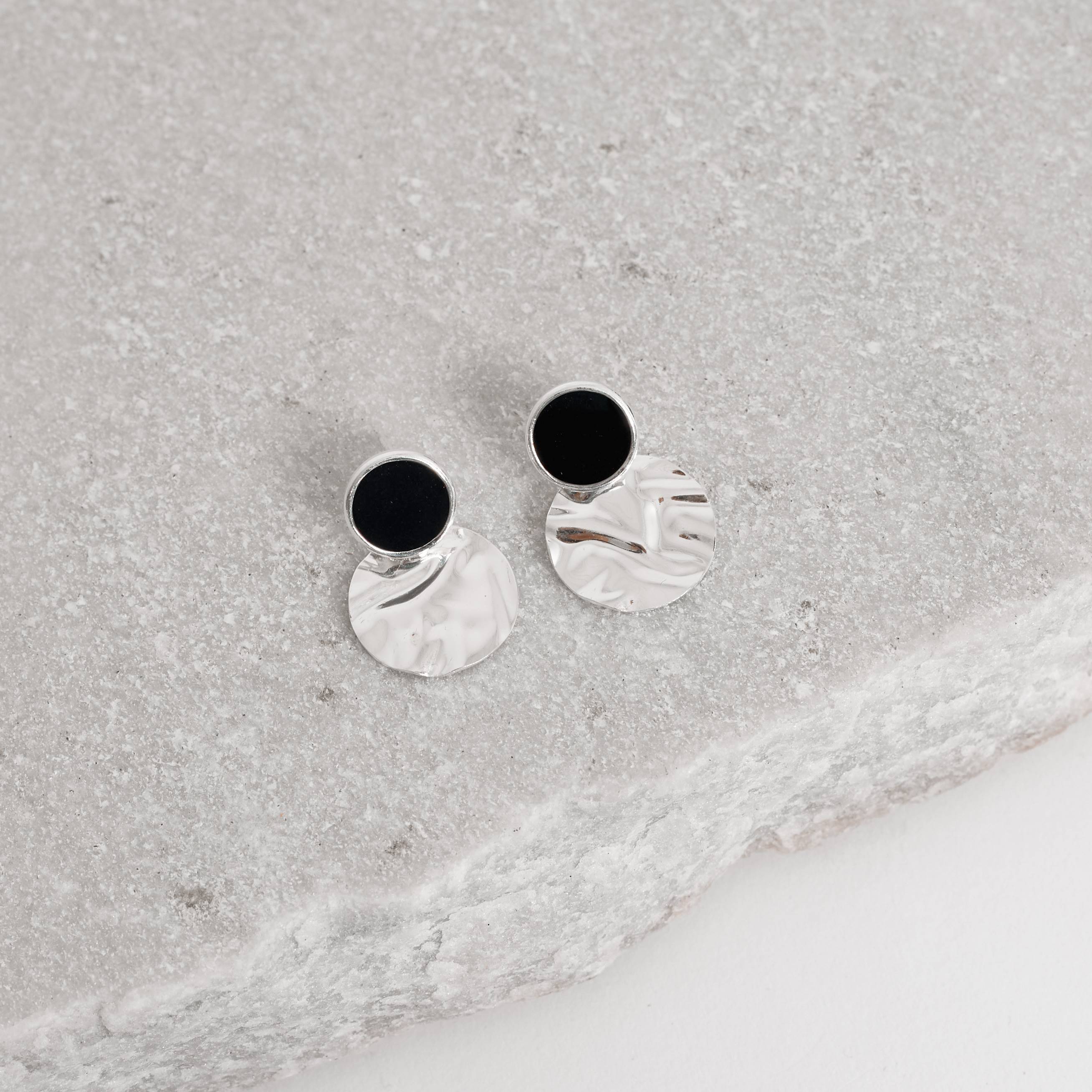 Imagem Secundária Brinco base círculo ônix resina com pingente círculo ondulado 15mm