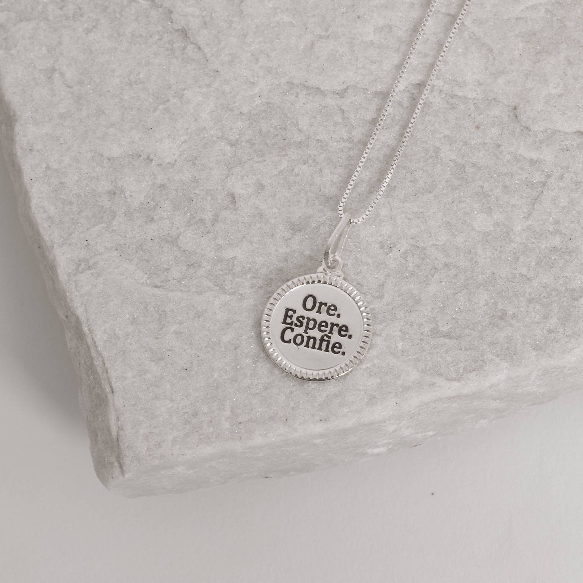 Imagem Secundária Colar pingente medalha ore, espere, confie resina 15mm 45cm