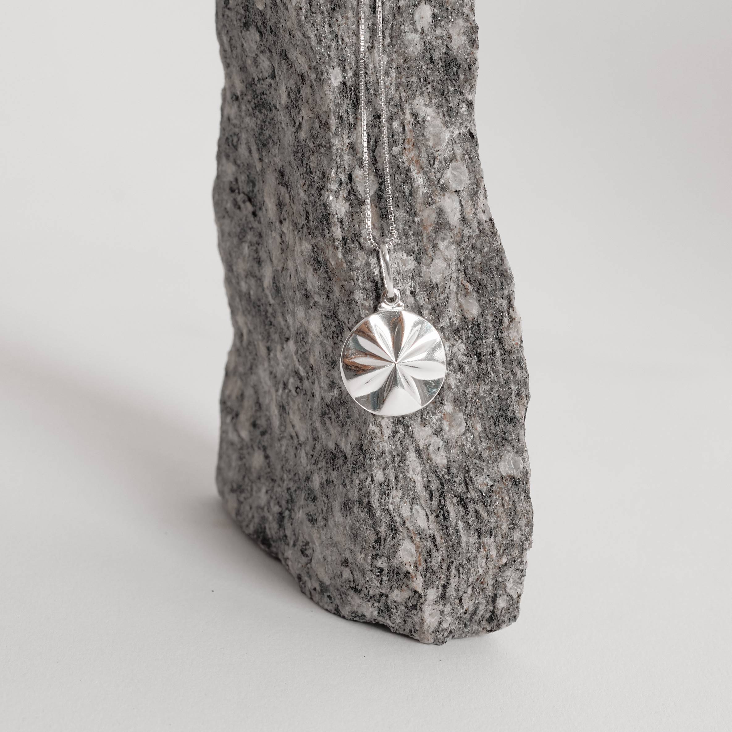 Imagem Secundária Colar pingente medalha flor com vinco 18mm 45cm