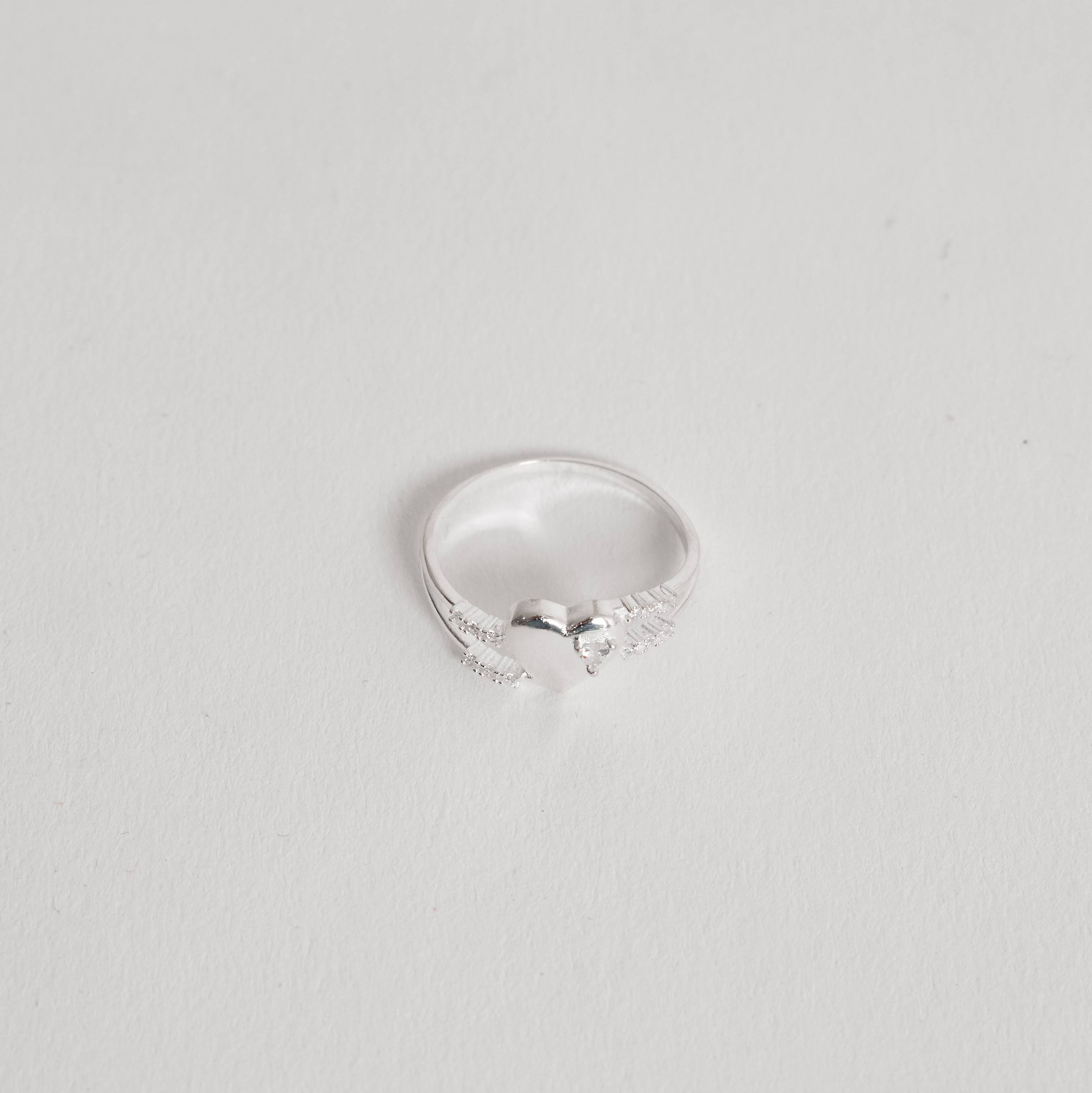 Imagem Secundária Anel fio duplo coração com zircônias 