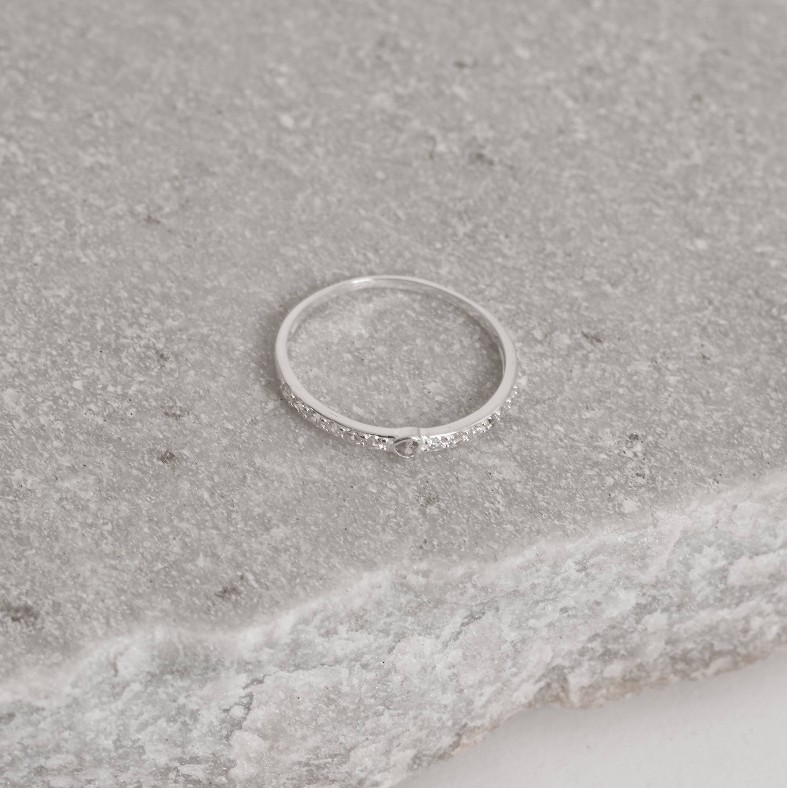 Imagem Secundária Anel meia aliança com zircônia coração