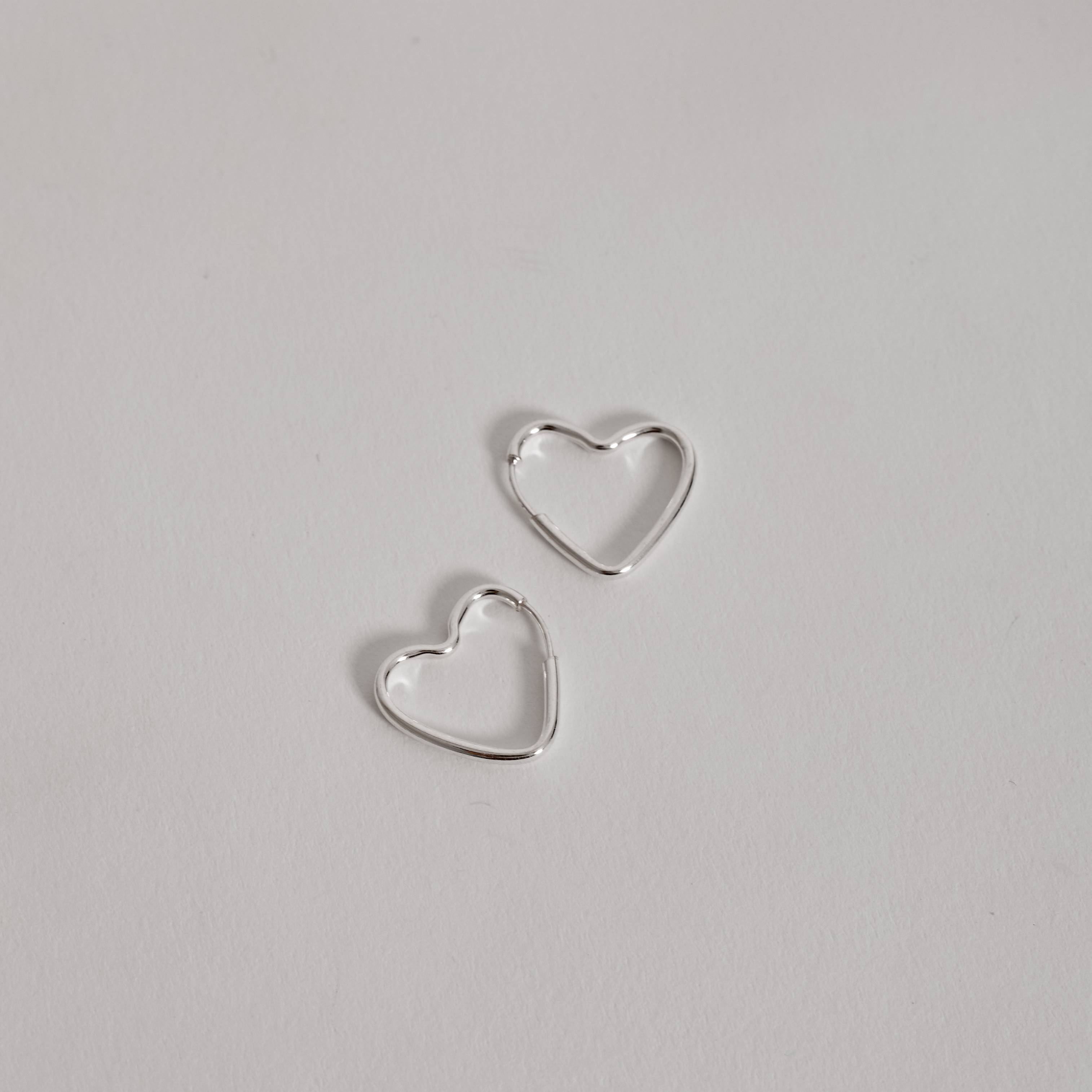 Argola coração 17mm fio redondo