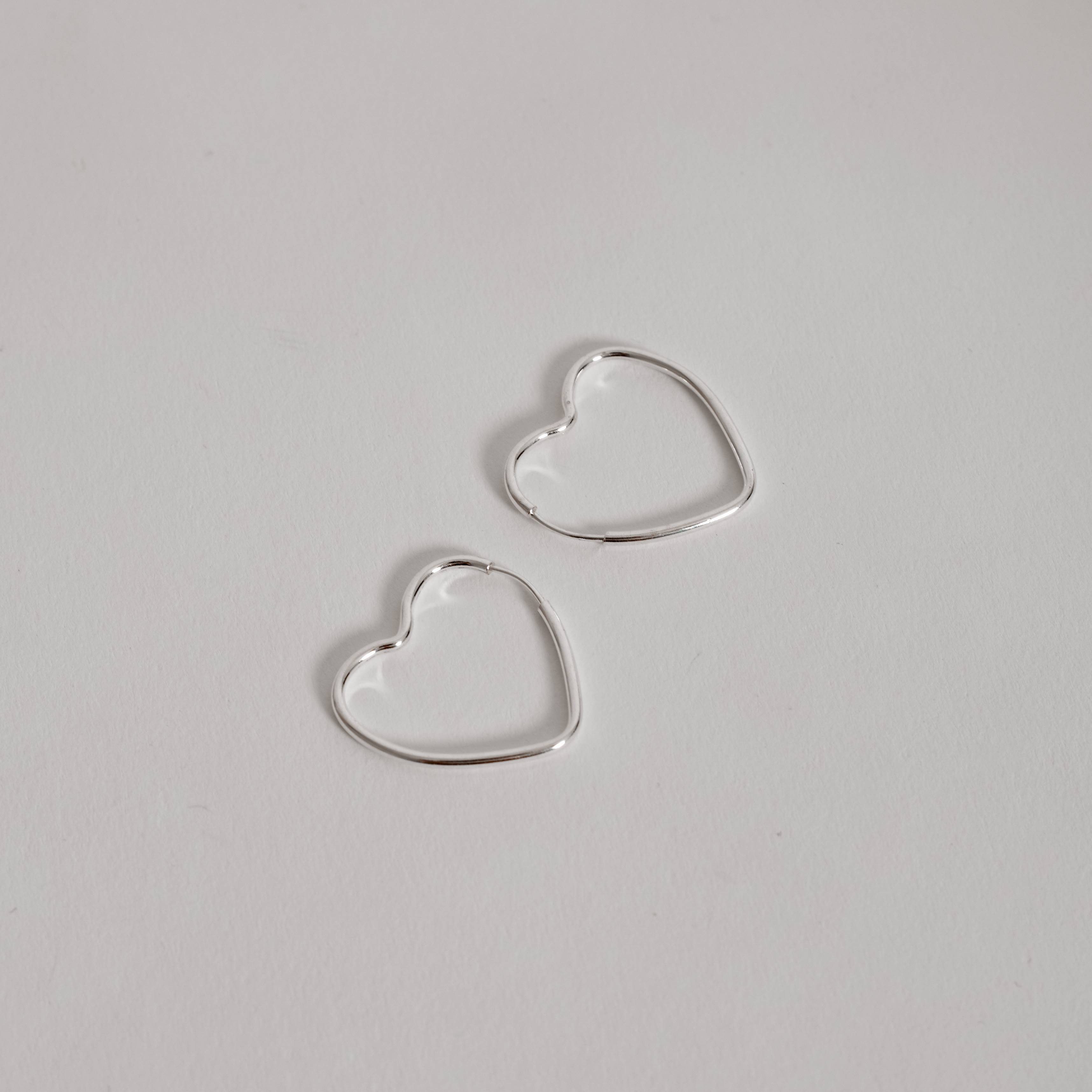 Argola coração 23mm fio redondo