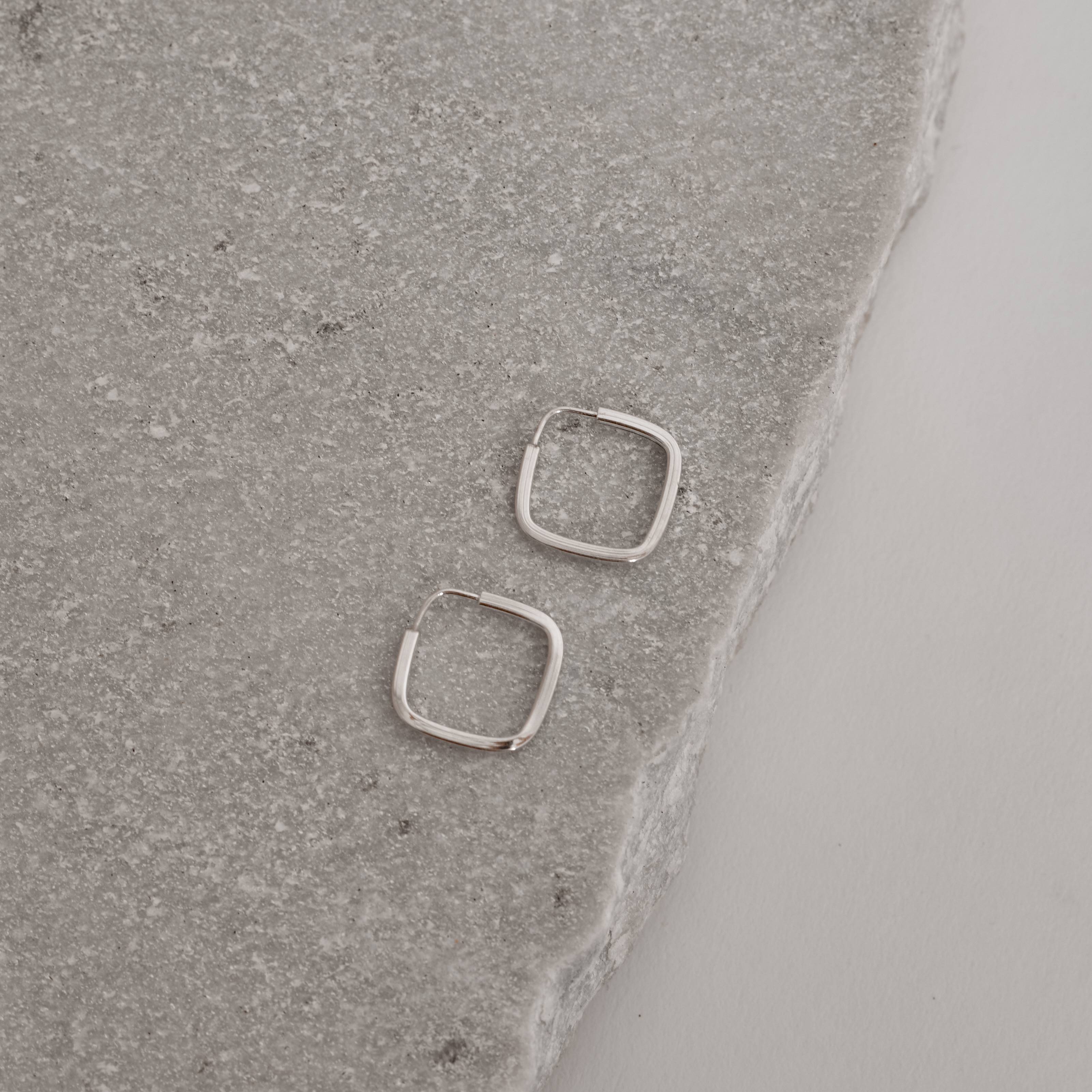 Argola losango 17mm fio quadrado