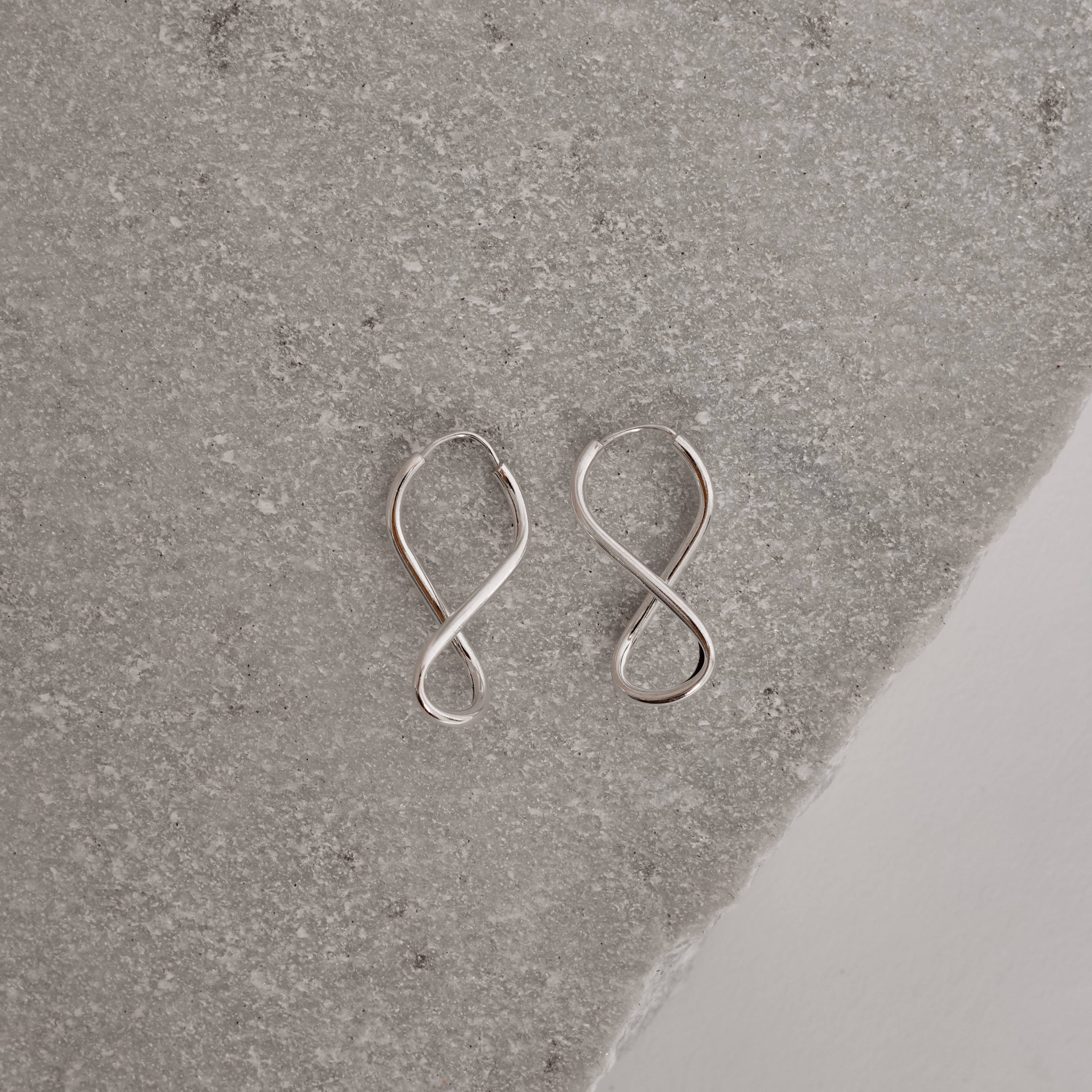 Argola infinito 28mm fio redondo