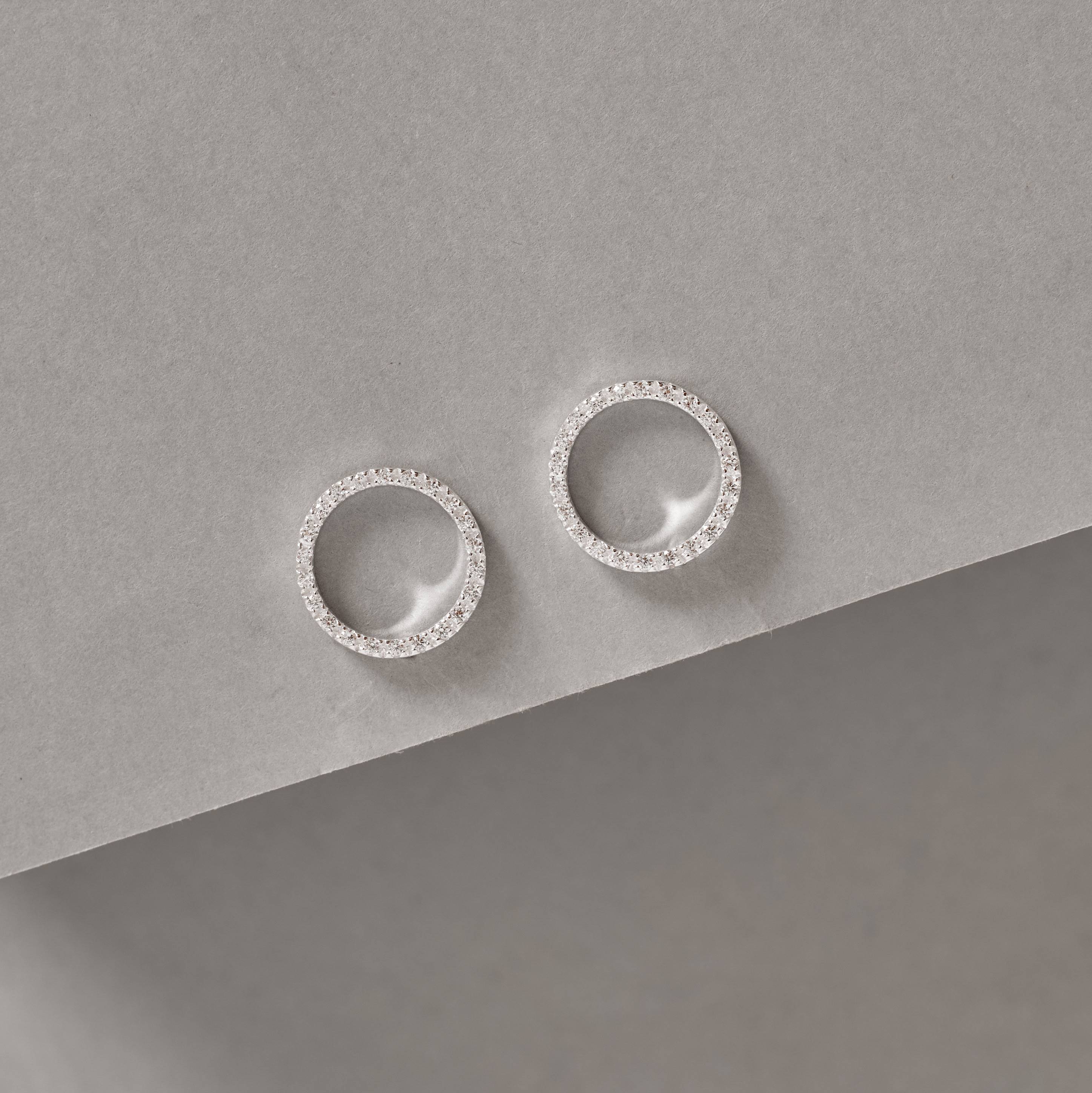 Brinco círculo vazado cravejado 15mm