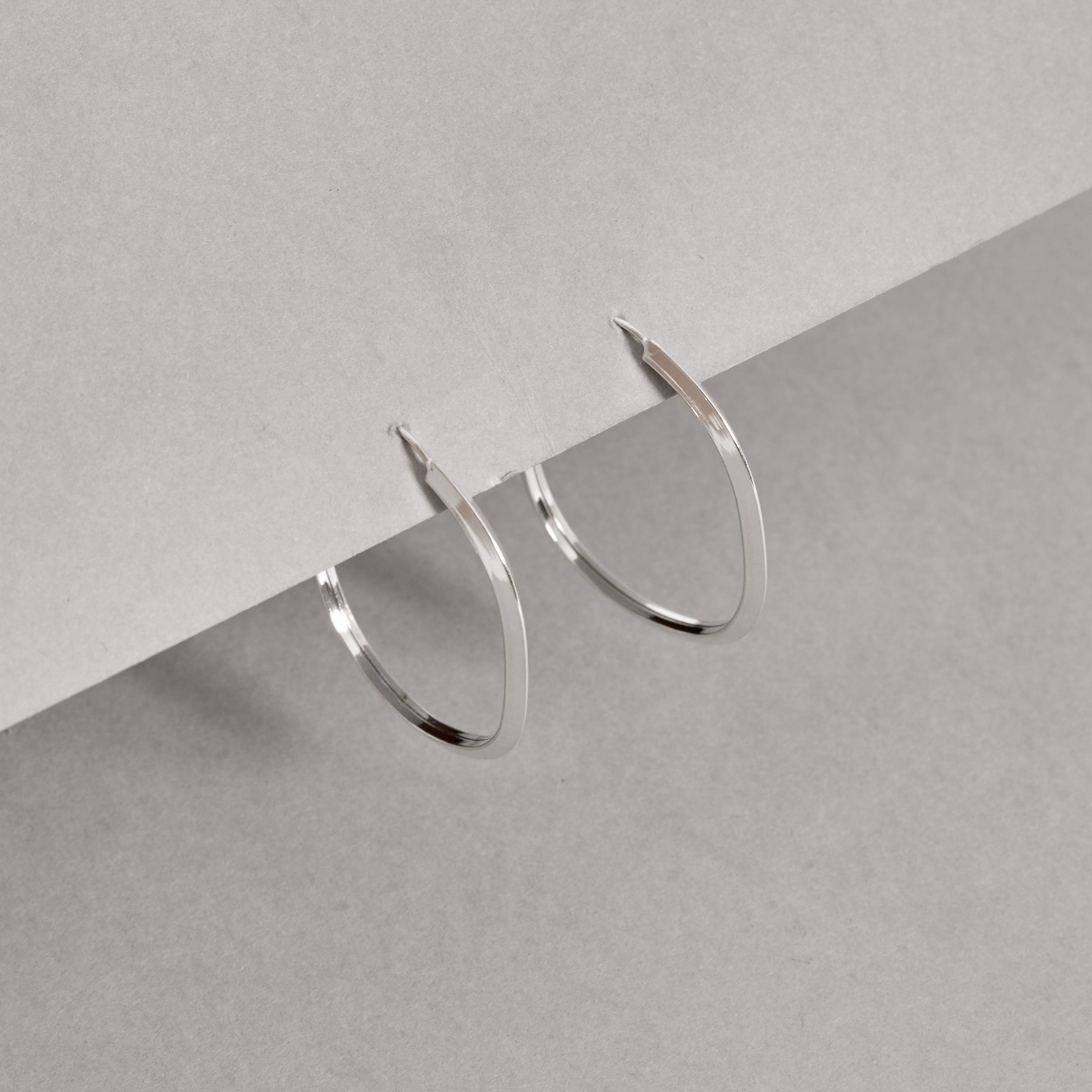 Argola oval 35x29mm fio triângulo