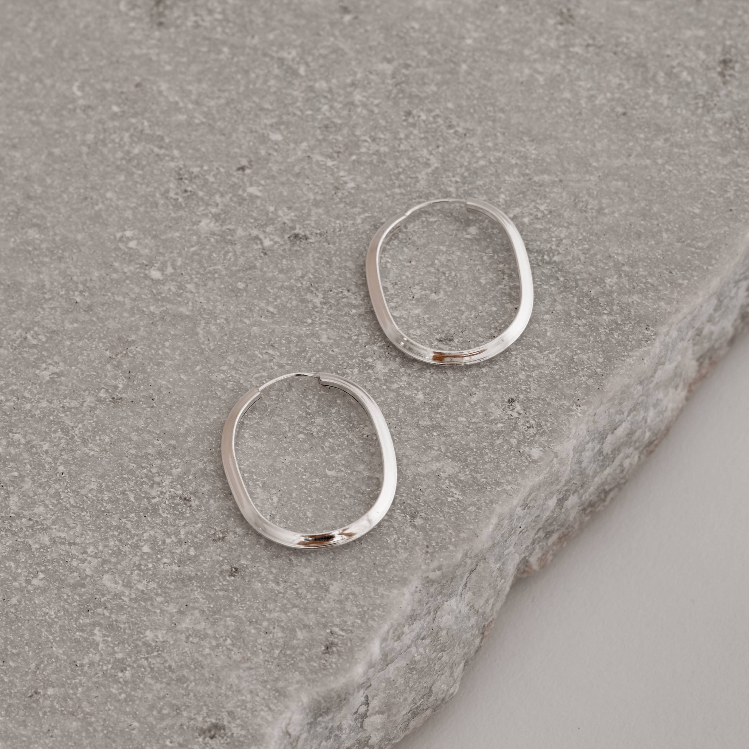 Argola oval 25x21mm fio triângulo