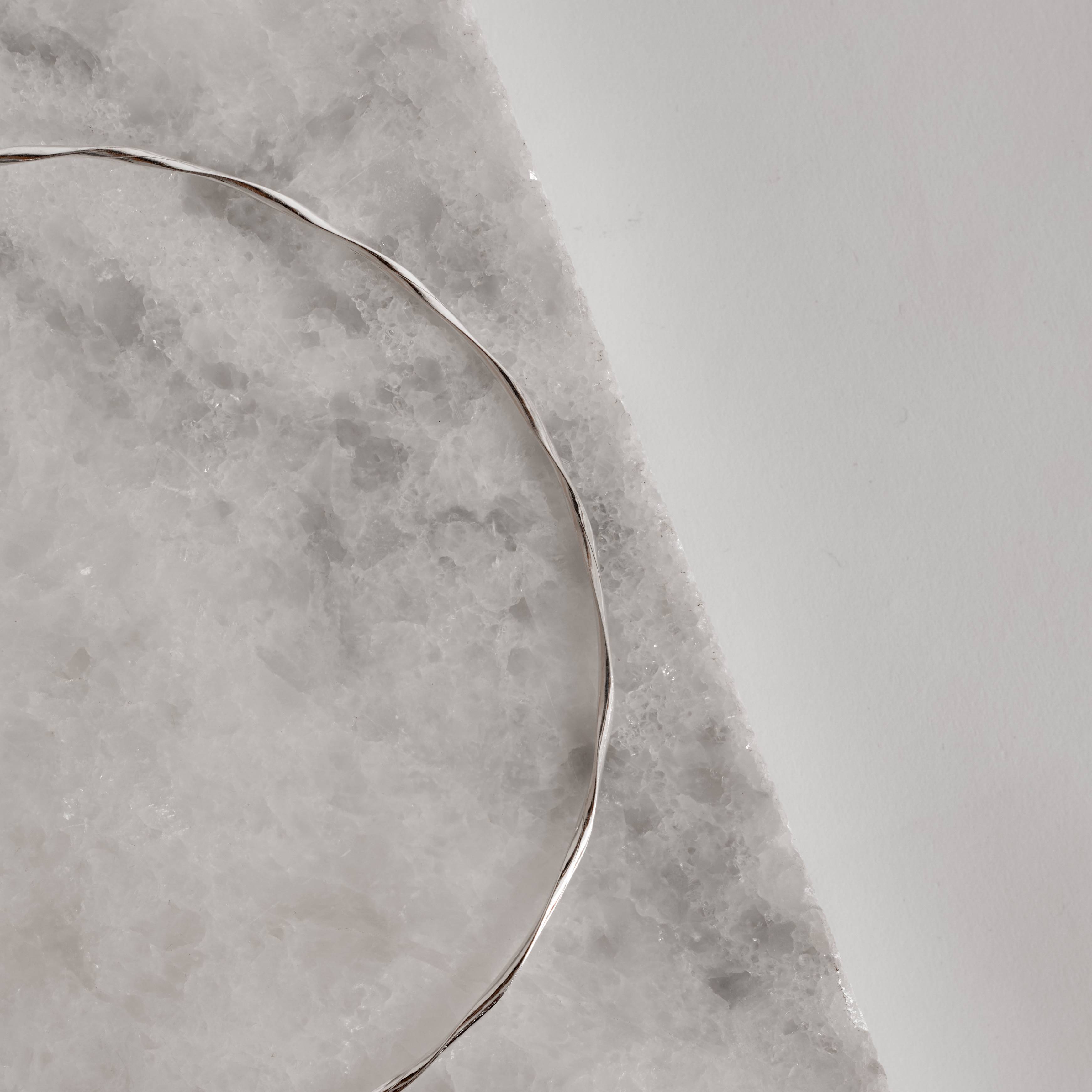 Colar aro torcido leve com alongadora e fecho