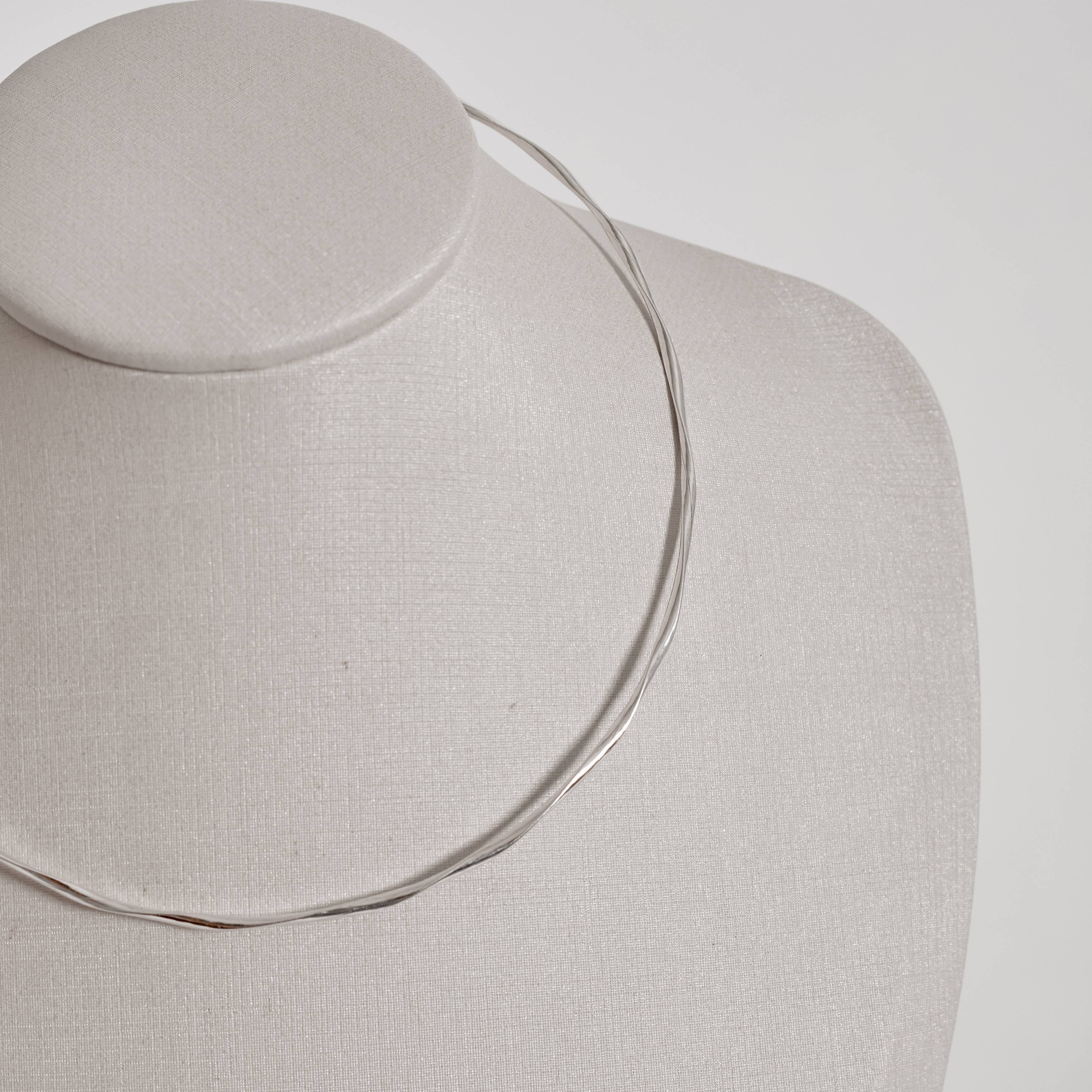 Imagem Secundária Colar aro torcido leve com alongadora e fecho