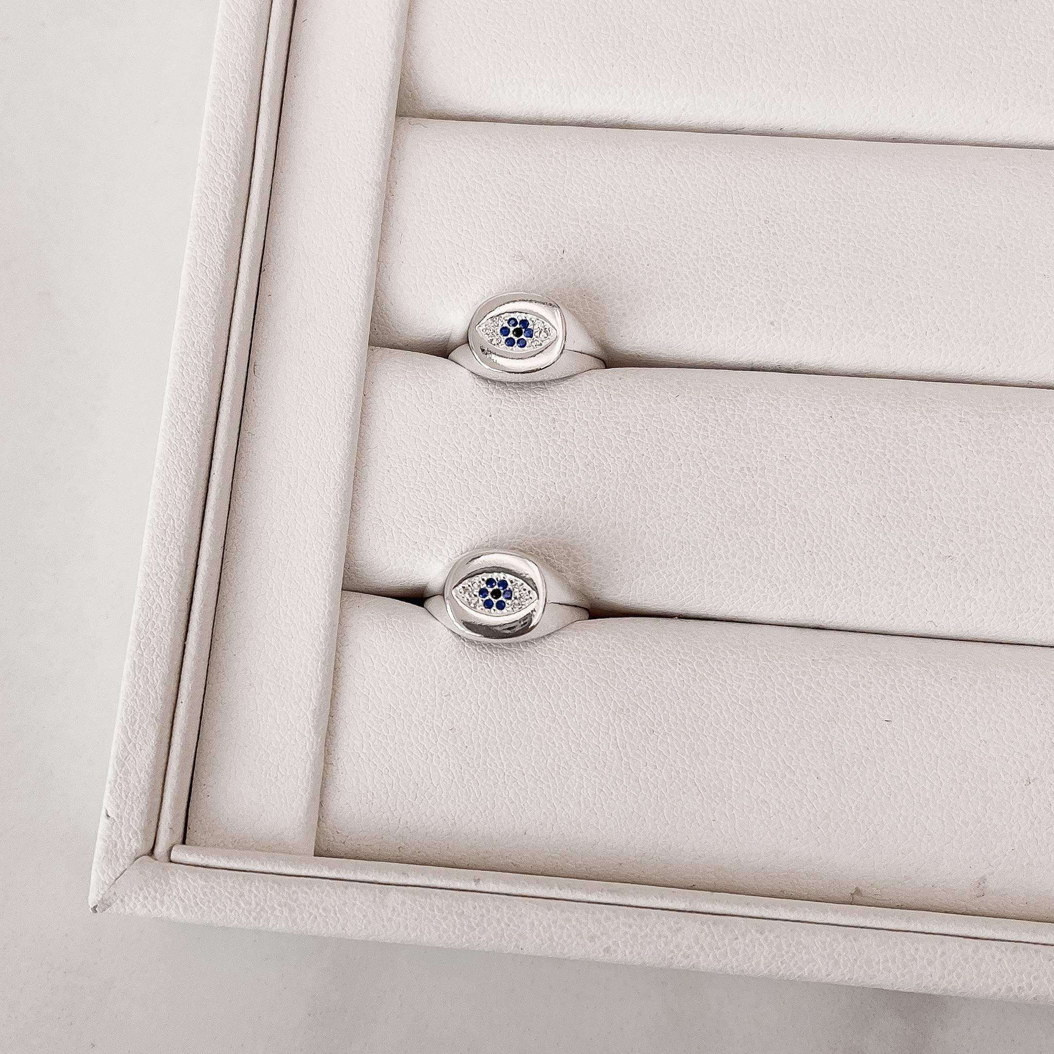 Anel olho cravejado detalhe zircônias azul dedinho