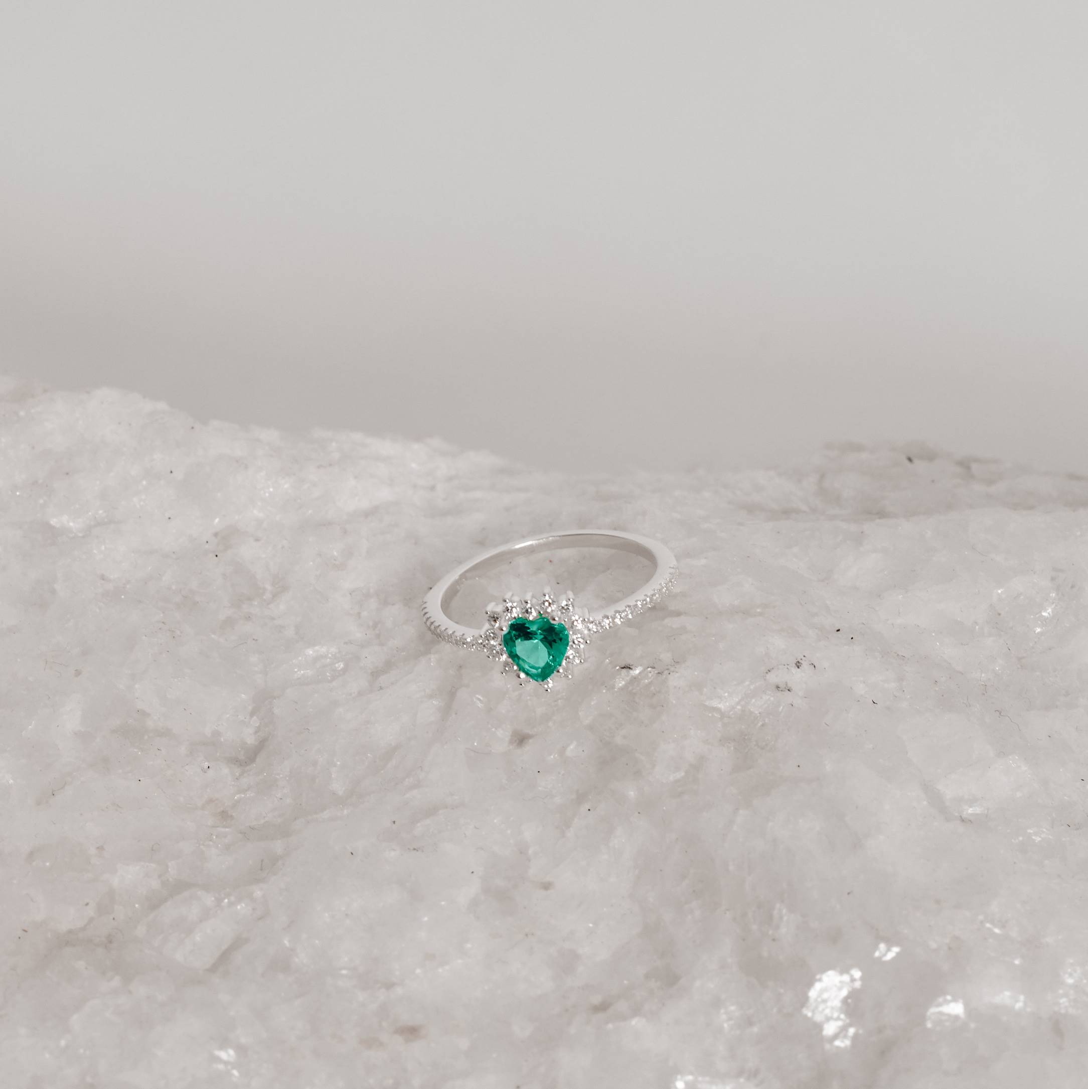 Imagem Secundária Anel meia aliança com zircônia coração turmalina