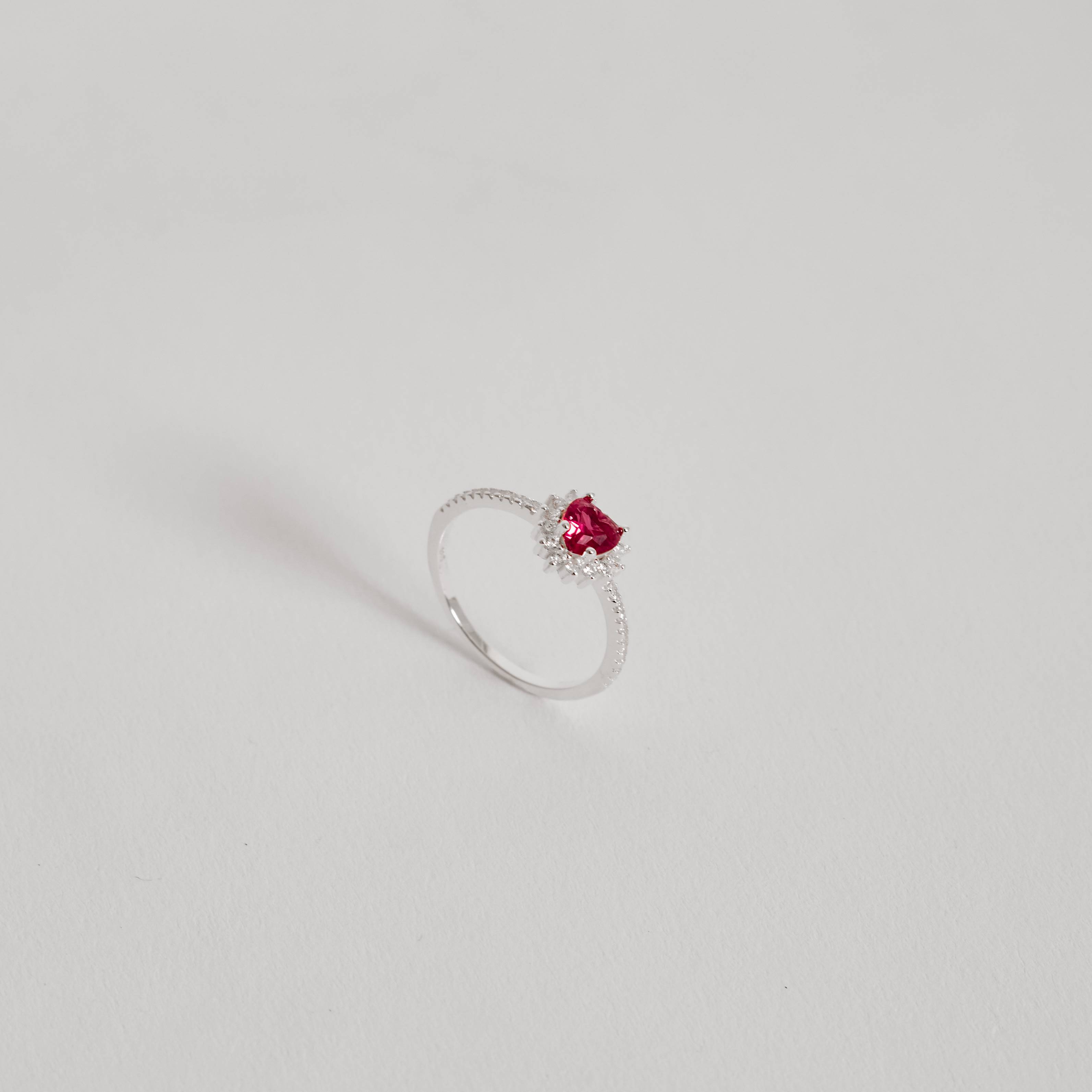 Anel meia aliança com zircônia coração rubi