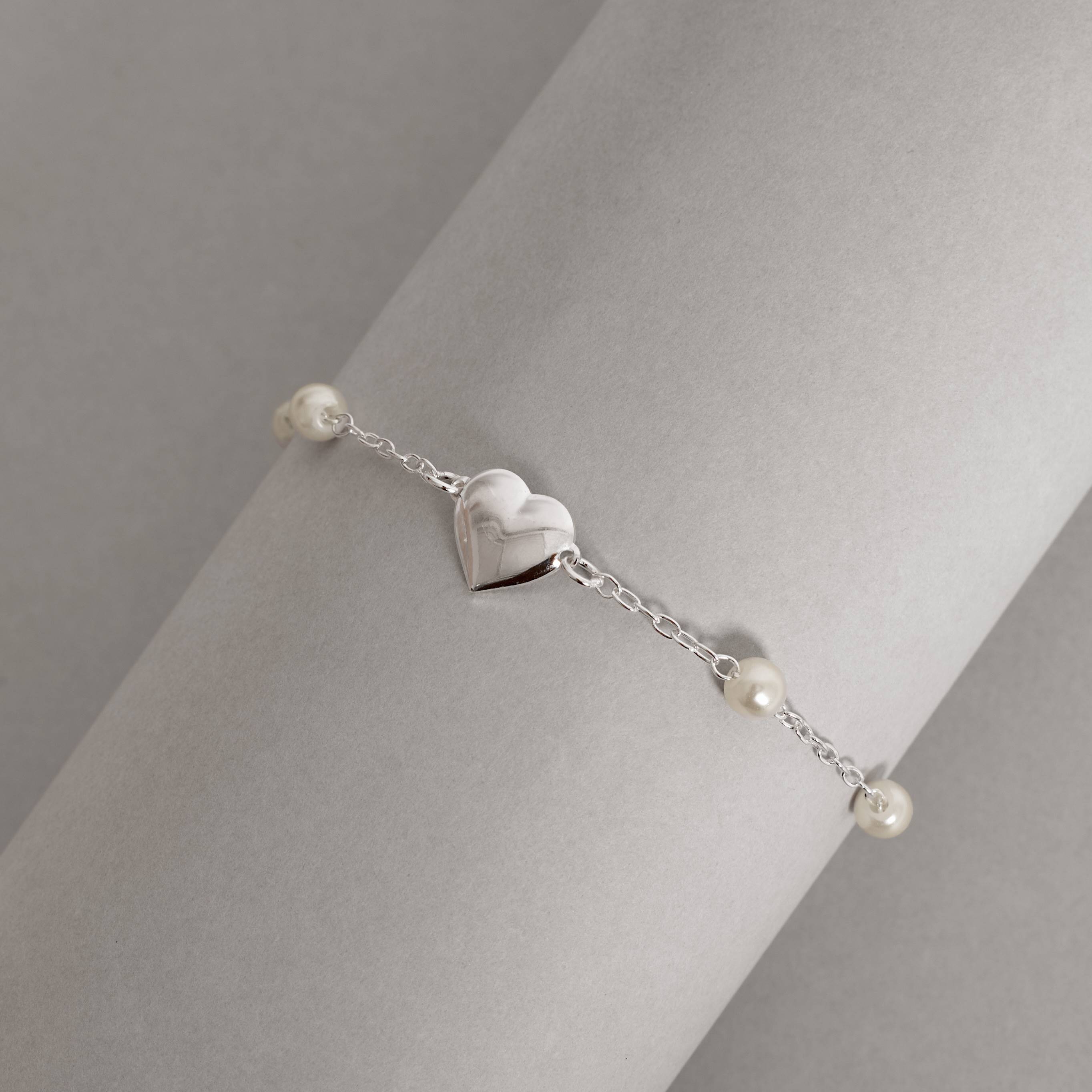 Pulseira entremeios pérolas 5mm e coração 10mm corrente cadeado 18cm com alongadora