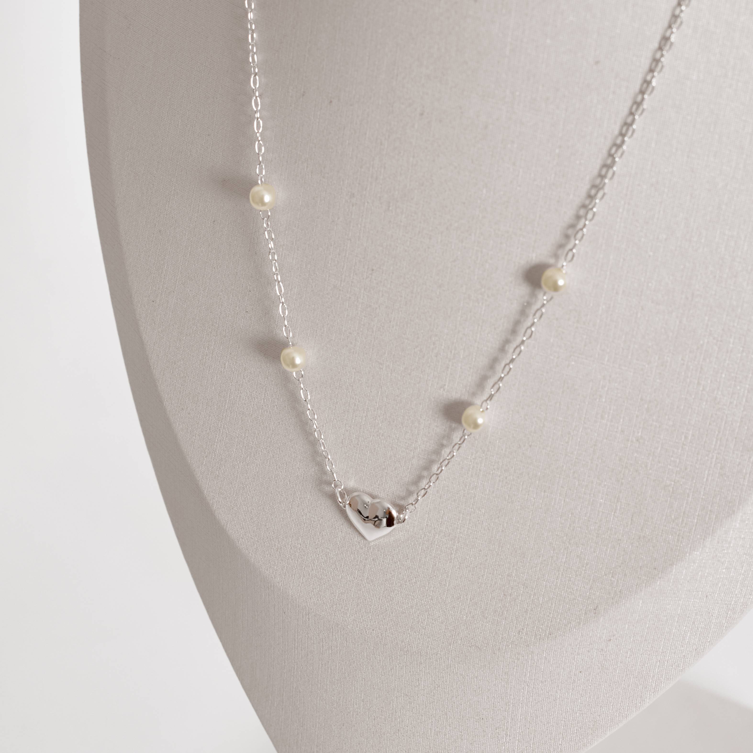 Imagem Secundária Colar entremeios pérolas 5mm e coração 10mm corrente cadeado 40+5cm