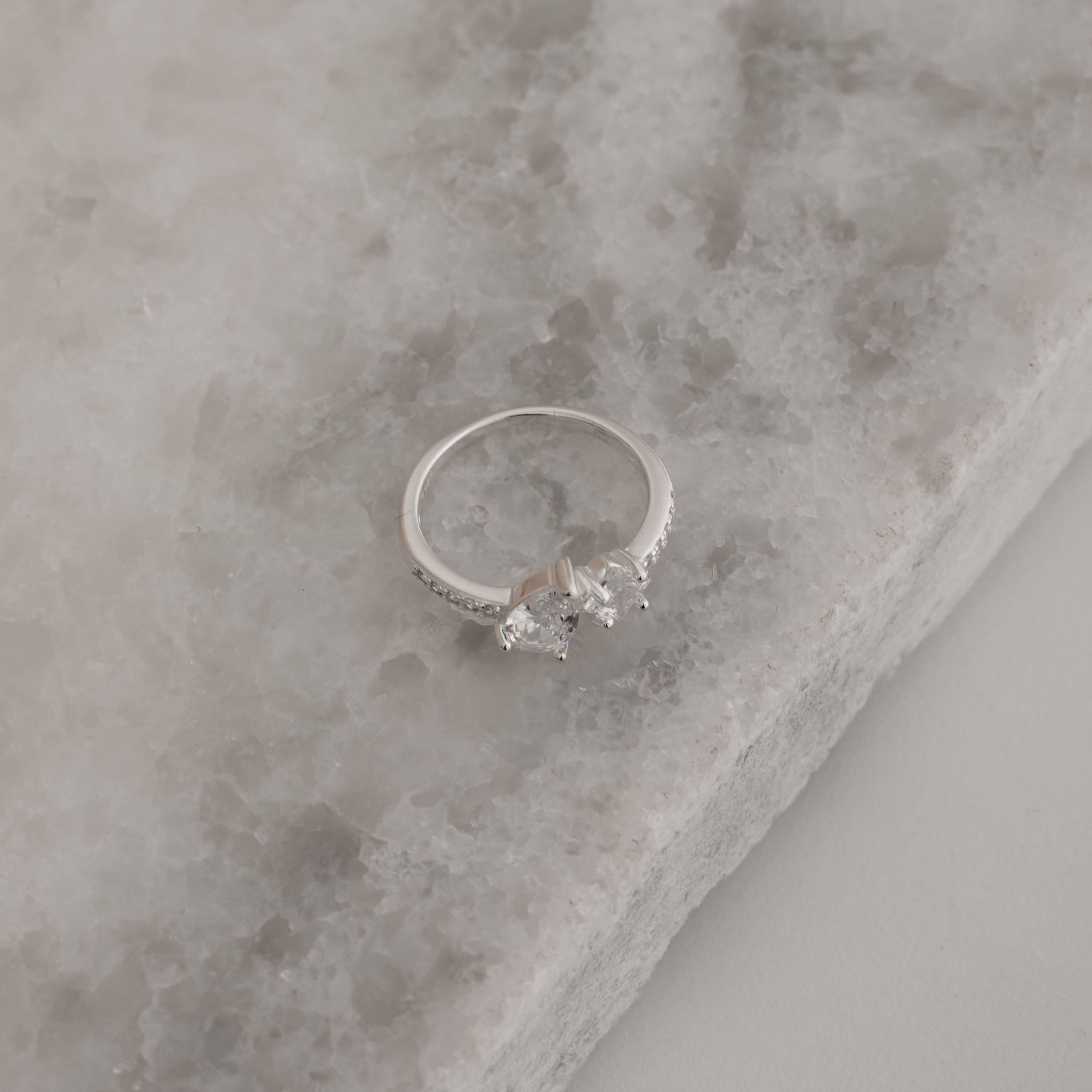 Imagem Secundária Anel zircônias gota e losango com cravejado