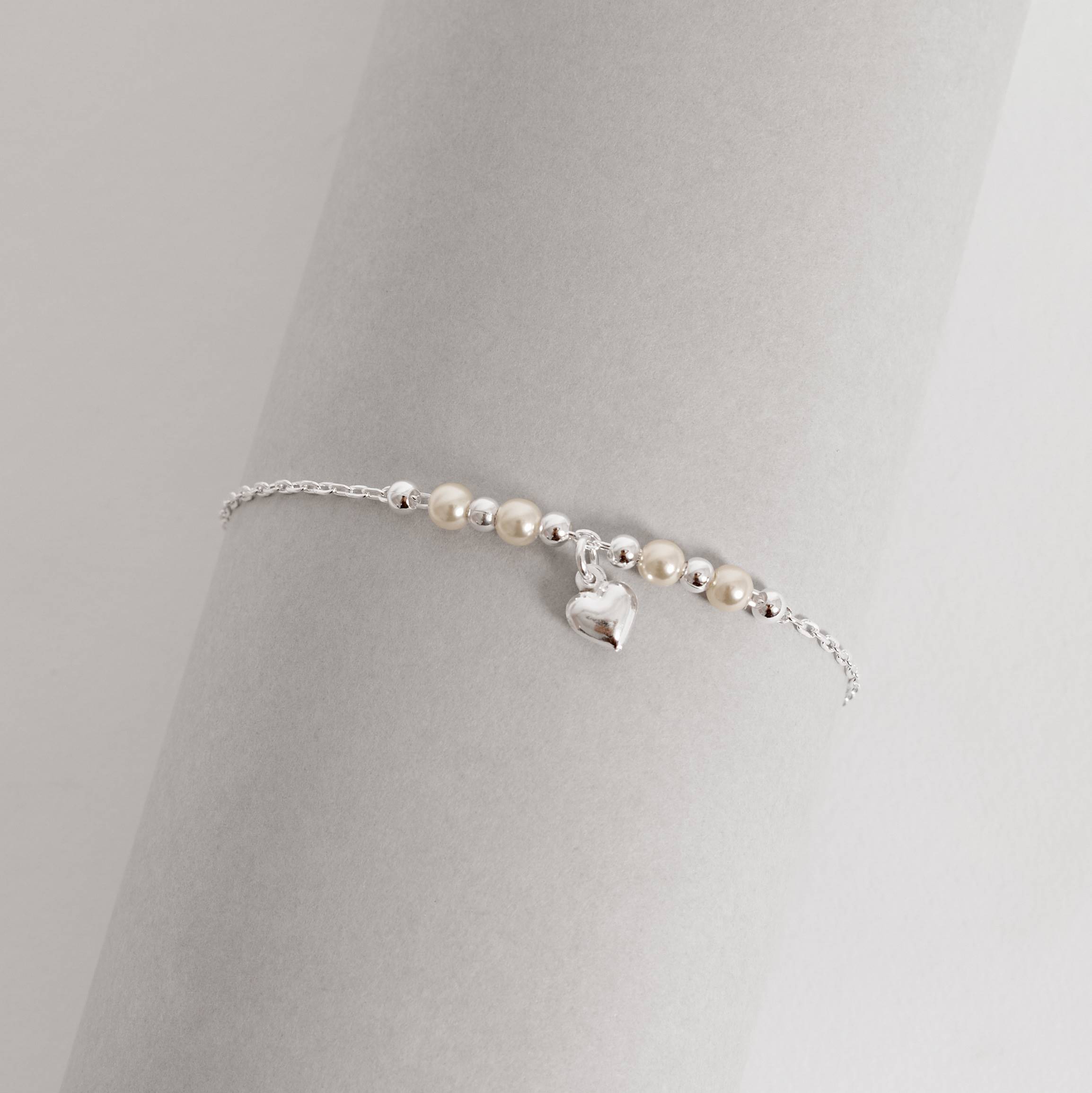 Imagem Secundária Pulseira entremeio bolas e pérolas com pingente coração 6mm 19cm