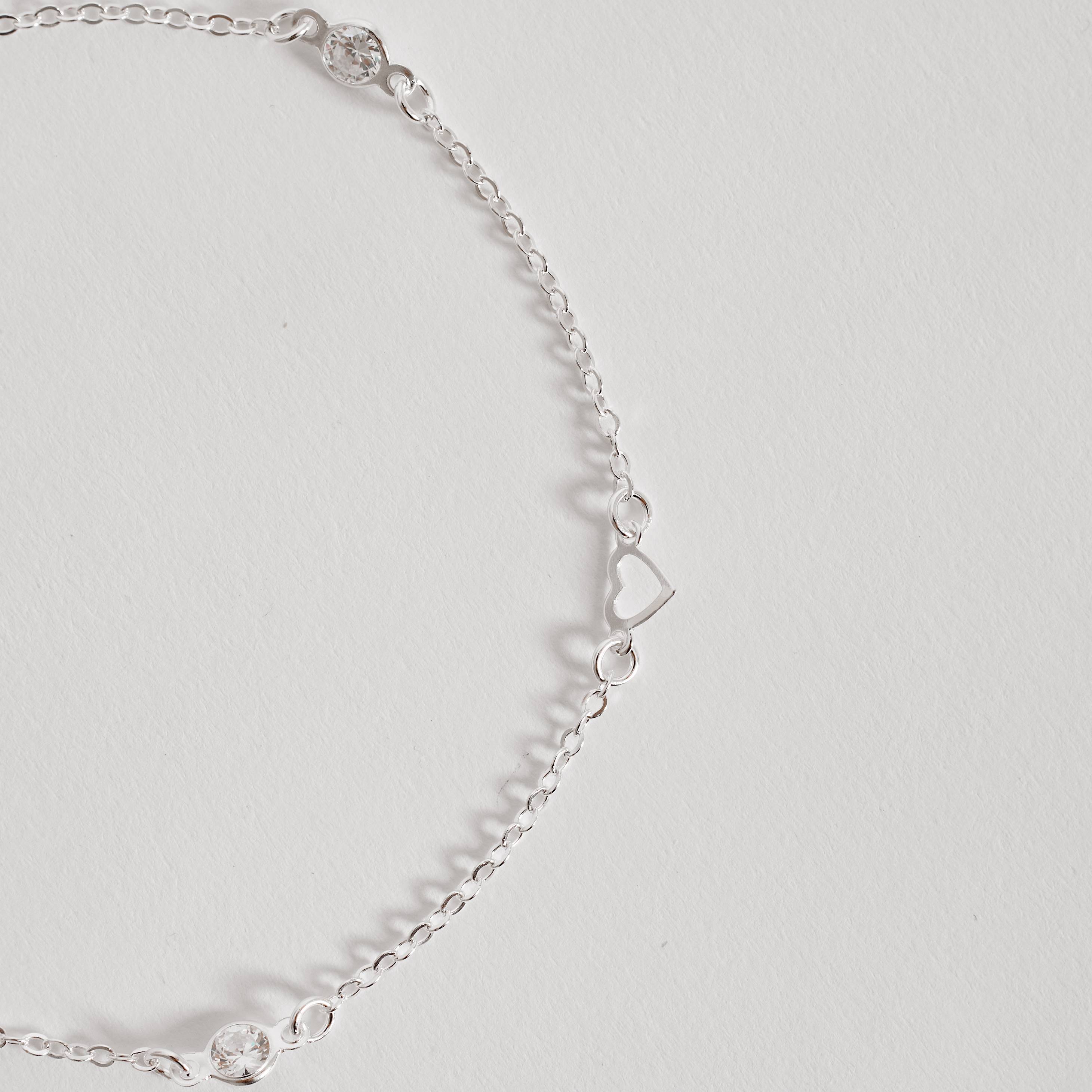 Imagem Pulseira entremeios zircônias e coração vazado 6mm 19cm