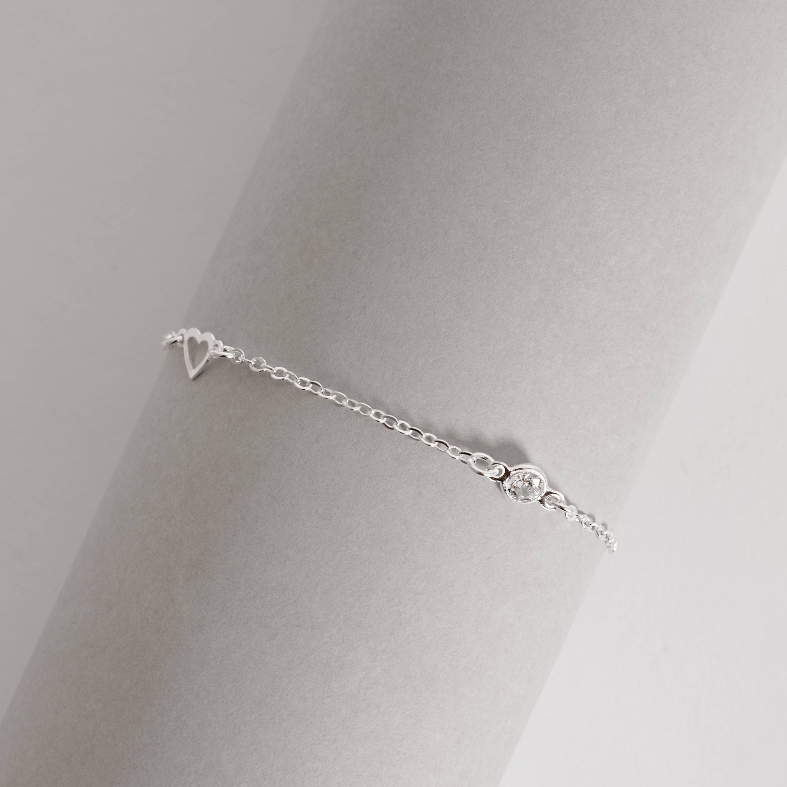 Imagem Secundária Pulseira entremeios zircônias e coração vazado 6mm 19cm