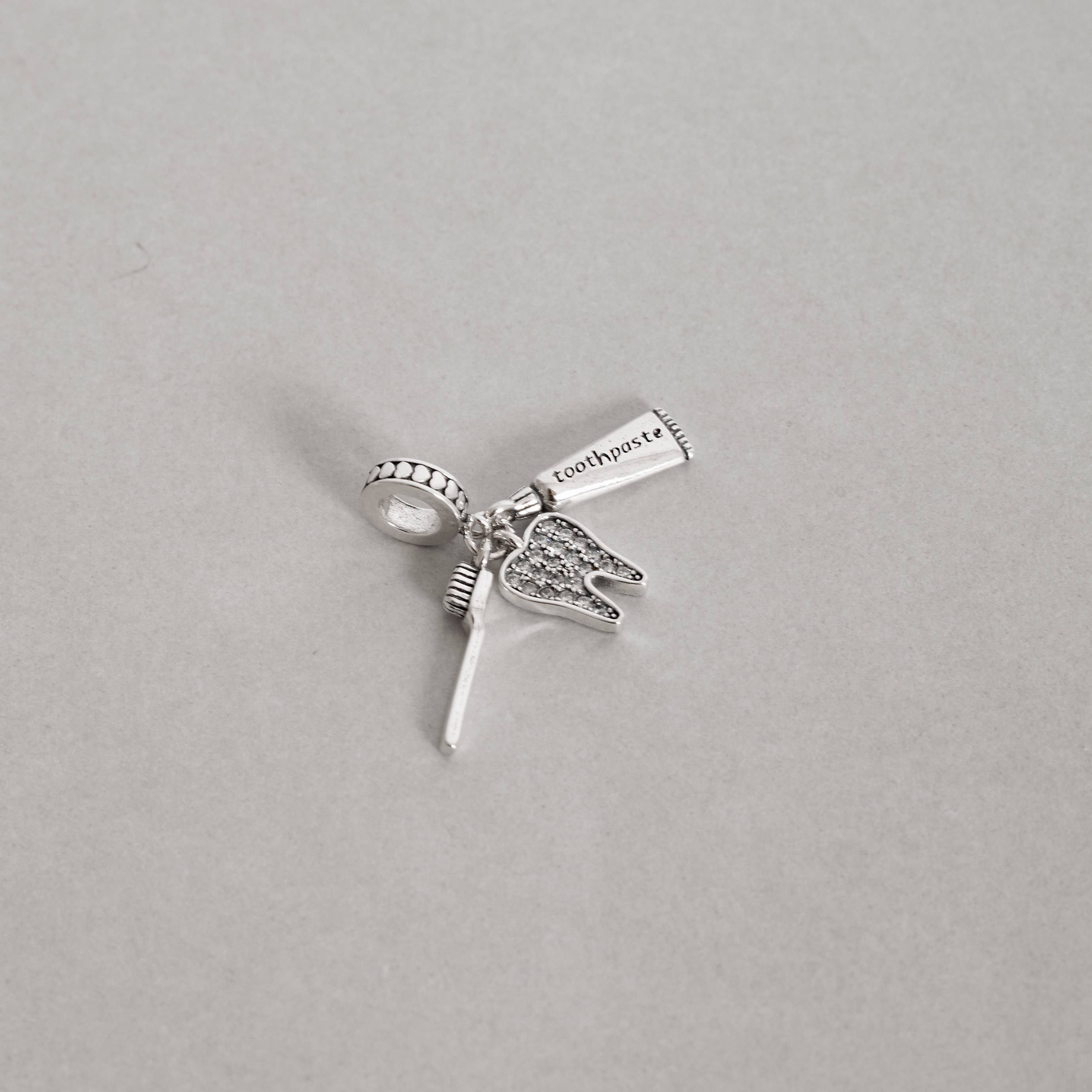 Imagem Secundária Berloque pingentes escova, pasta e dente cravejado envelhecido