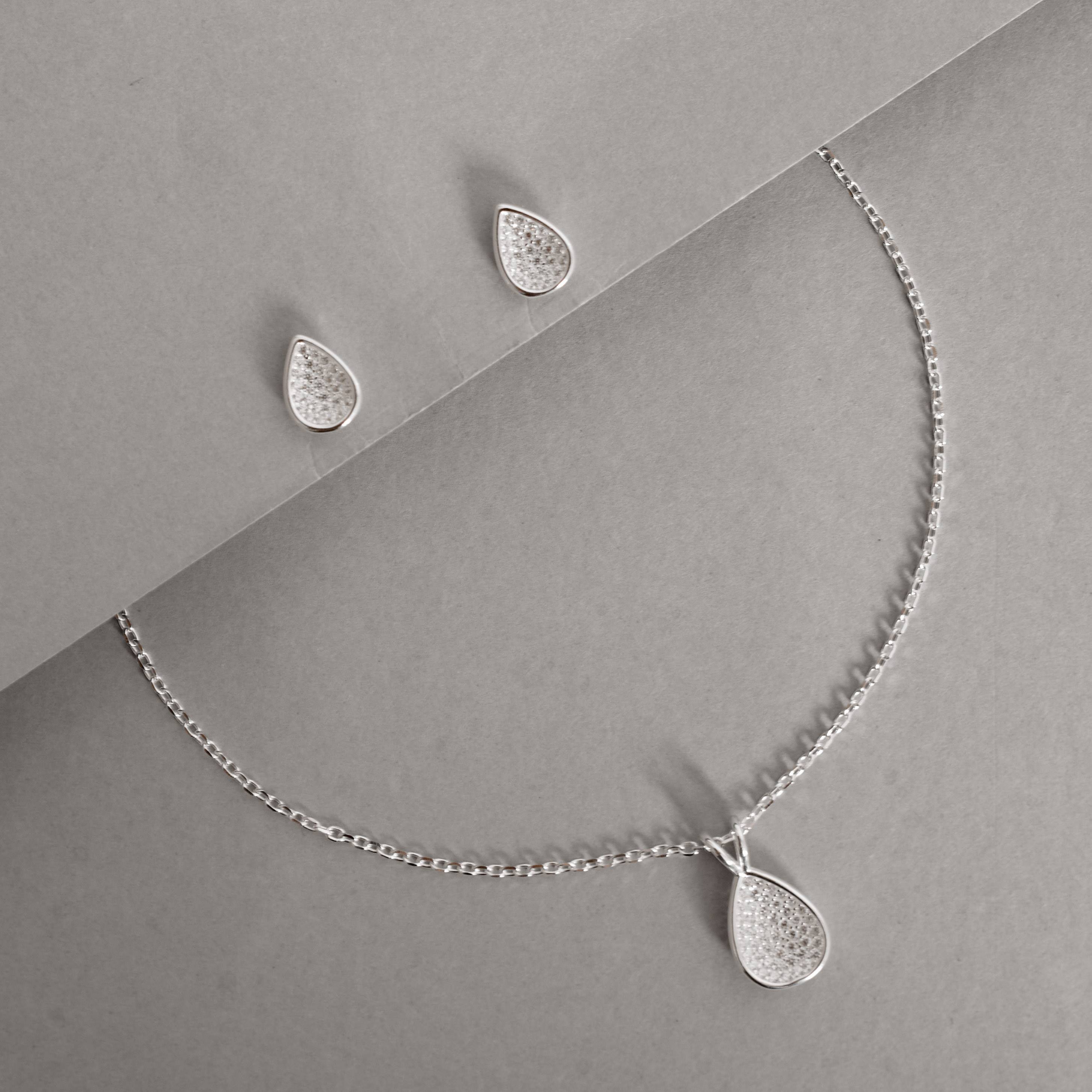 Imagem Conjunto brinco e colar gota cravejada 12mm corrente cadeado 40+5cm