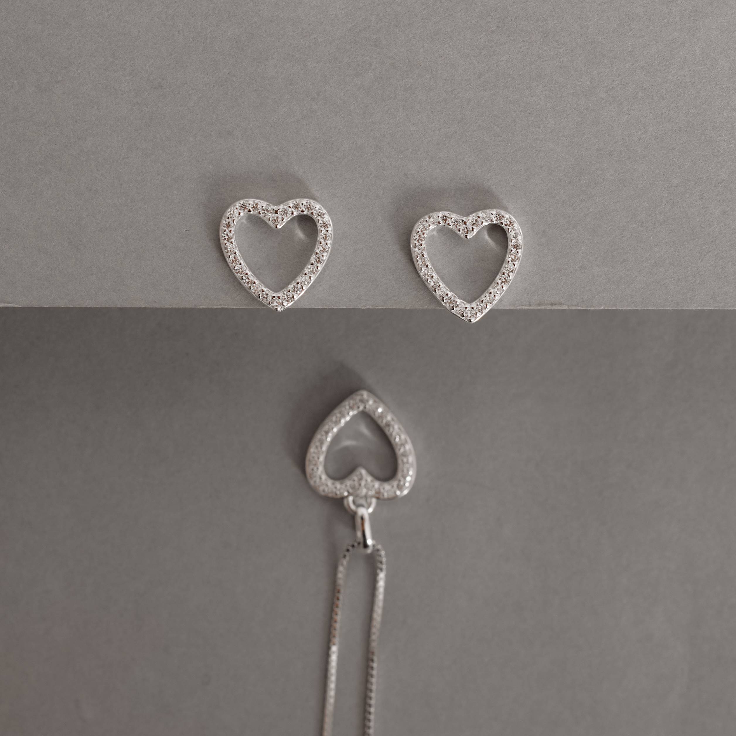 Imagem Conjunto brinco e colar coração vazado com cravejado 11mm 45cm