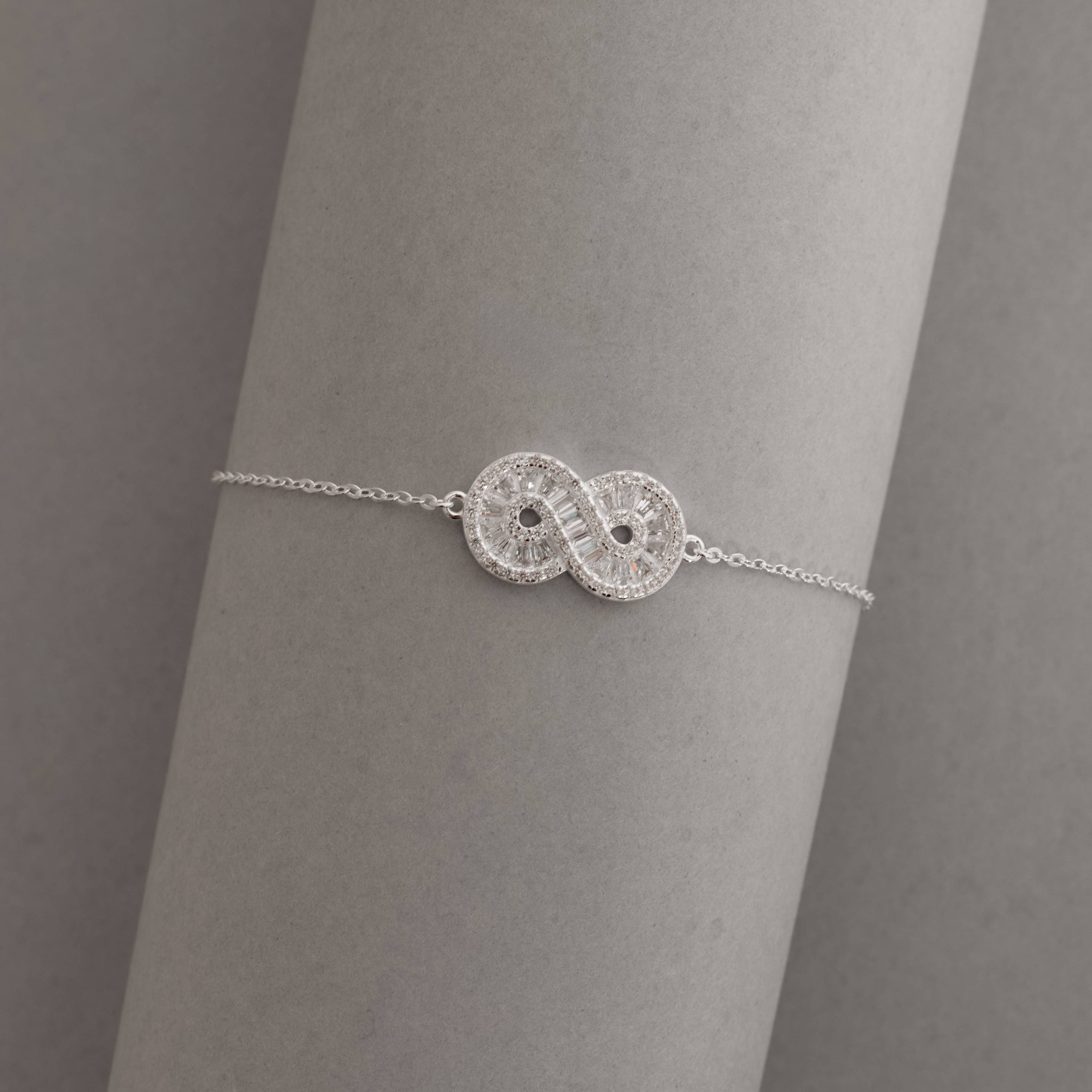 Imagem Secundária Pulseira entremeio infinito cravejado 17mm corrente cadeado 16+4cm