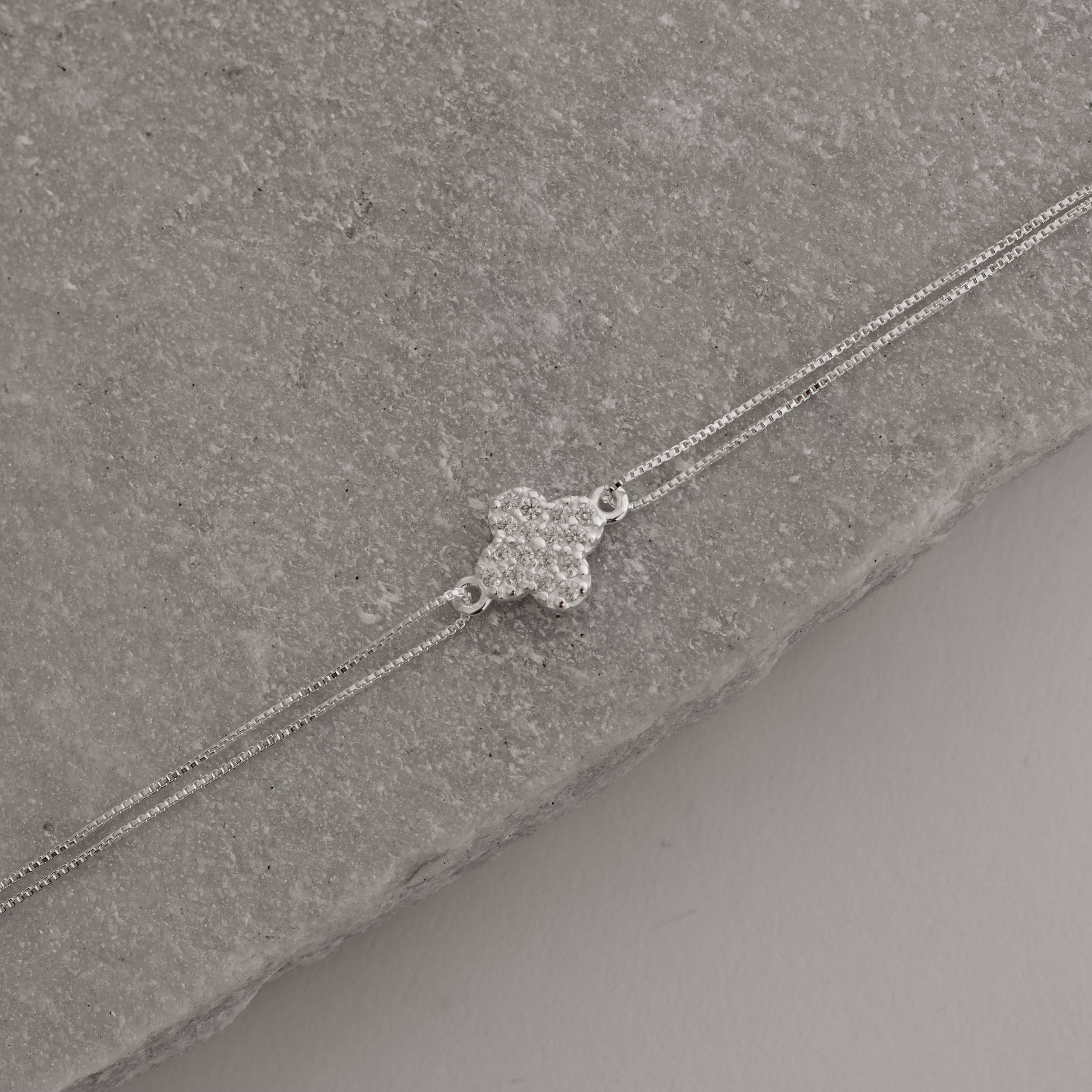 Imagem Secundária Pulseira entremeio trevo cravejado 10mm corrente dupla 17+5cm