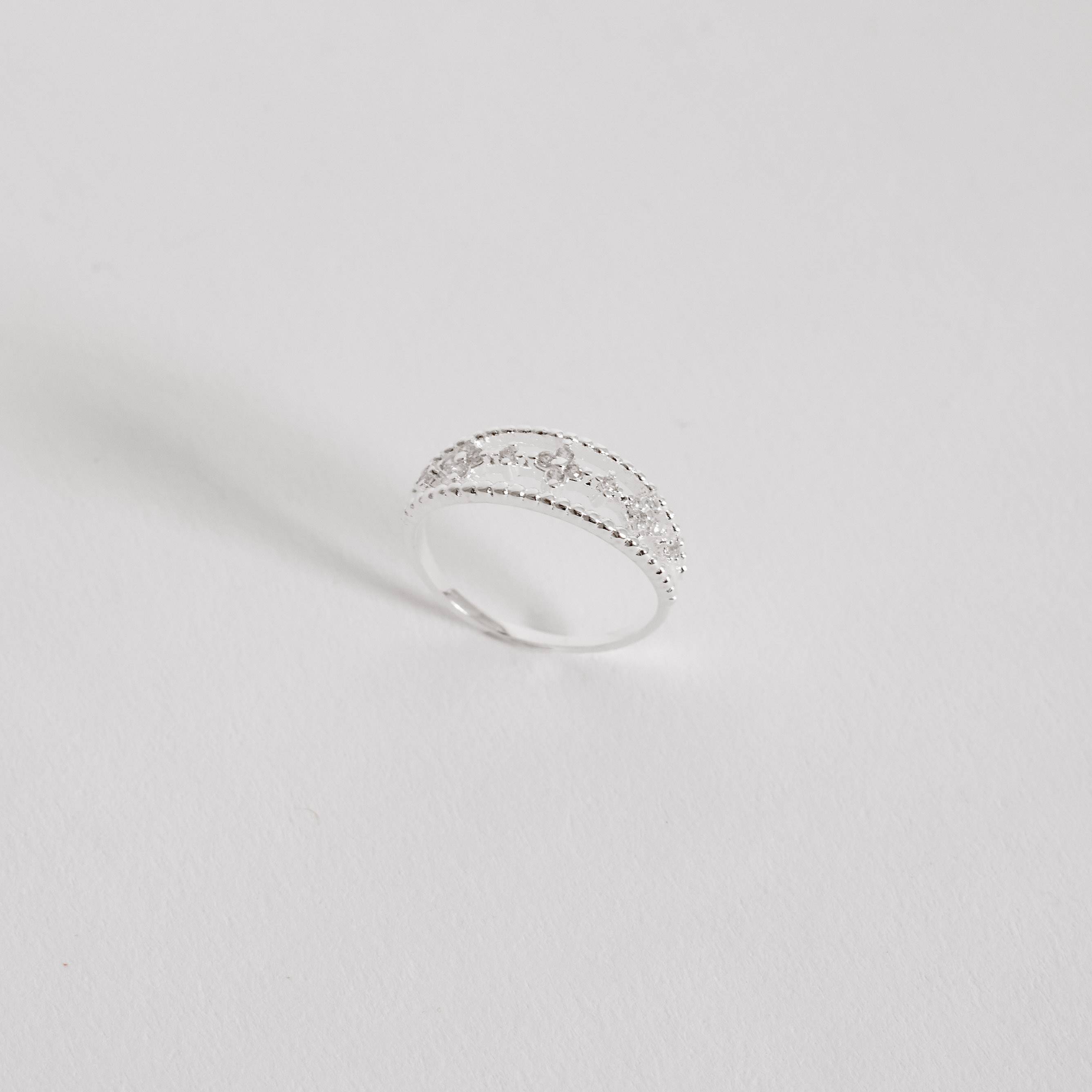 Imagem Anel fio triplo bolinhas e trevos cravejados