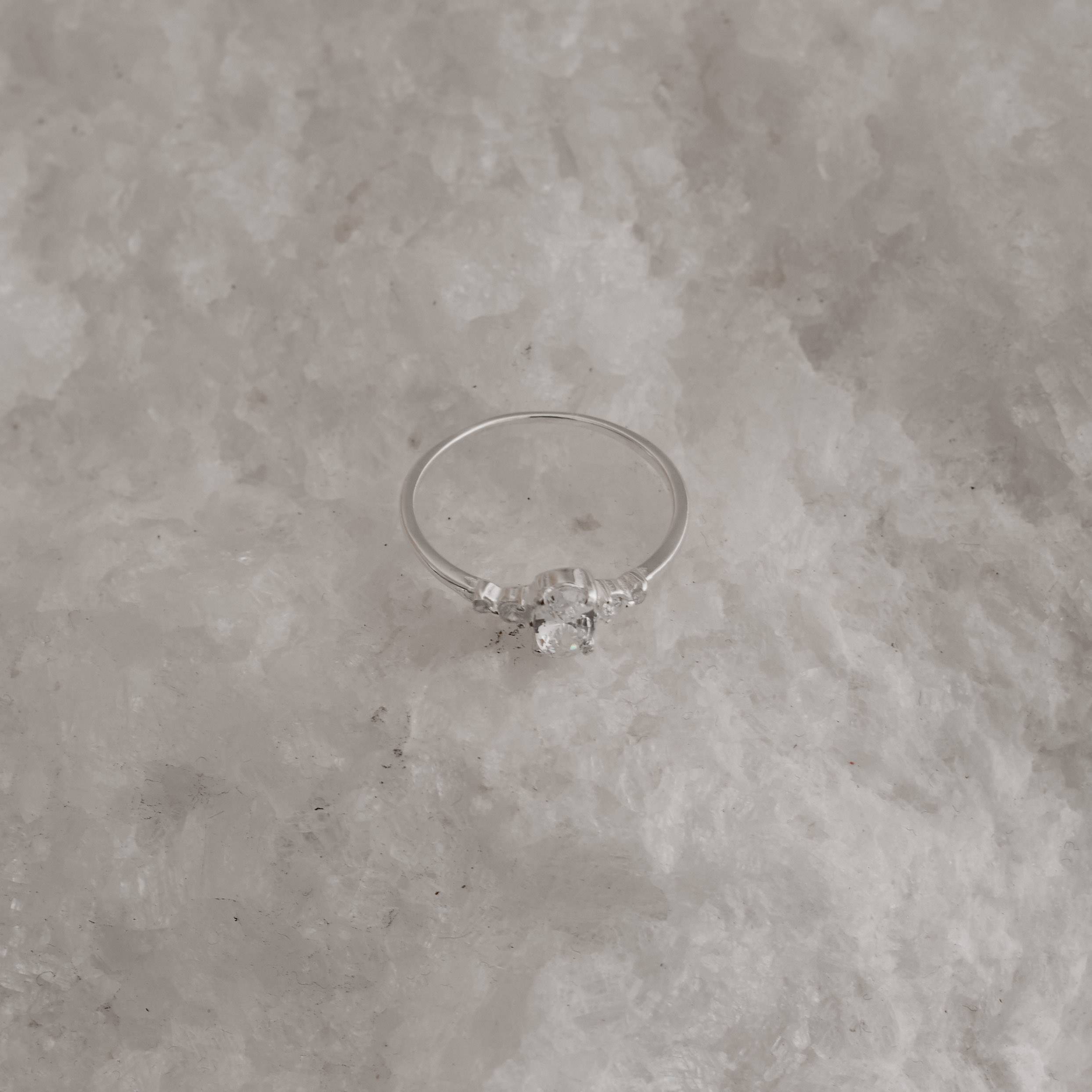 Anel zircônia oval 6mm com cravejado