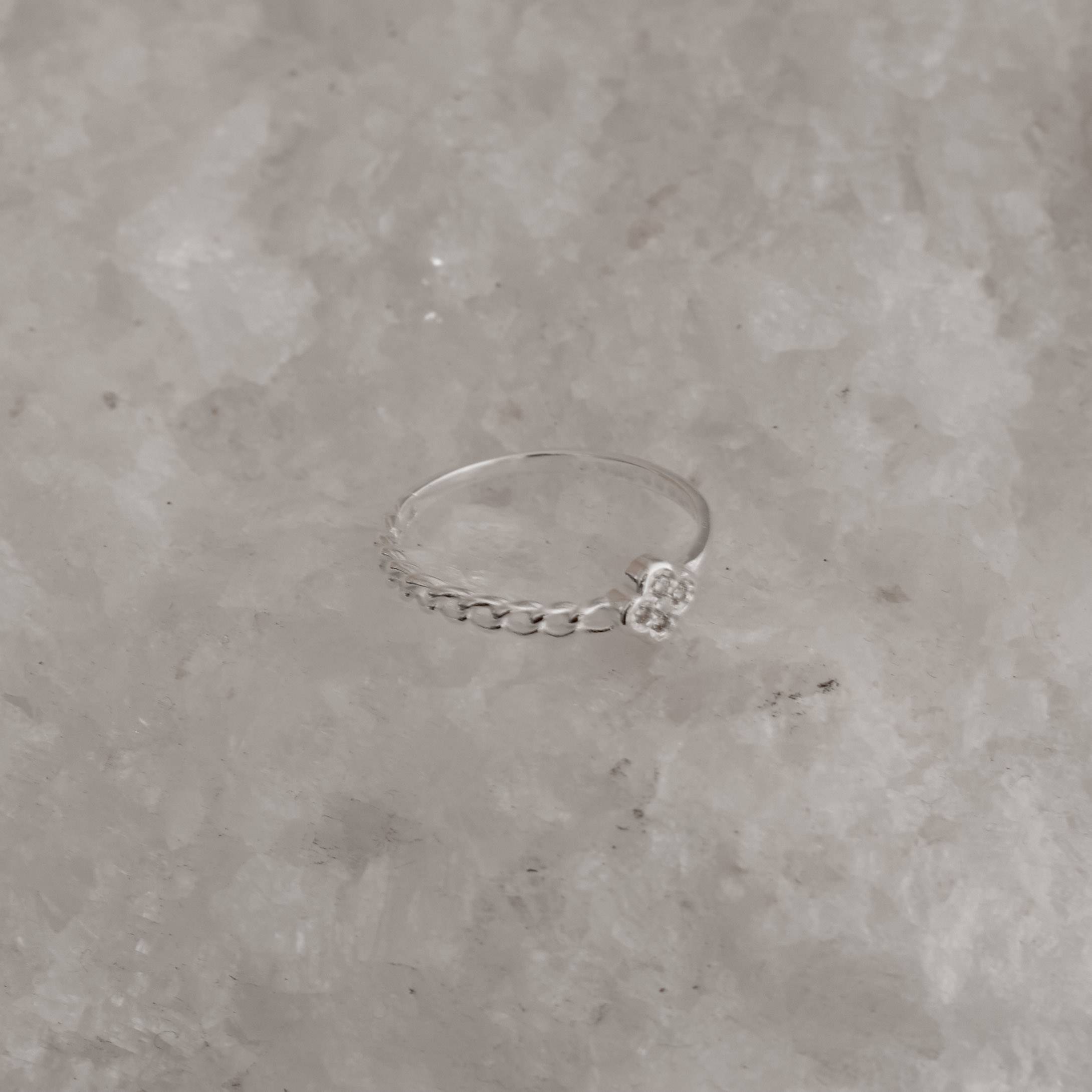 Imagem Secundária Anel trevo cravejado detalhe corrente